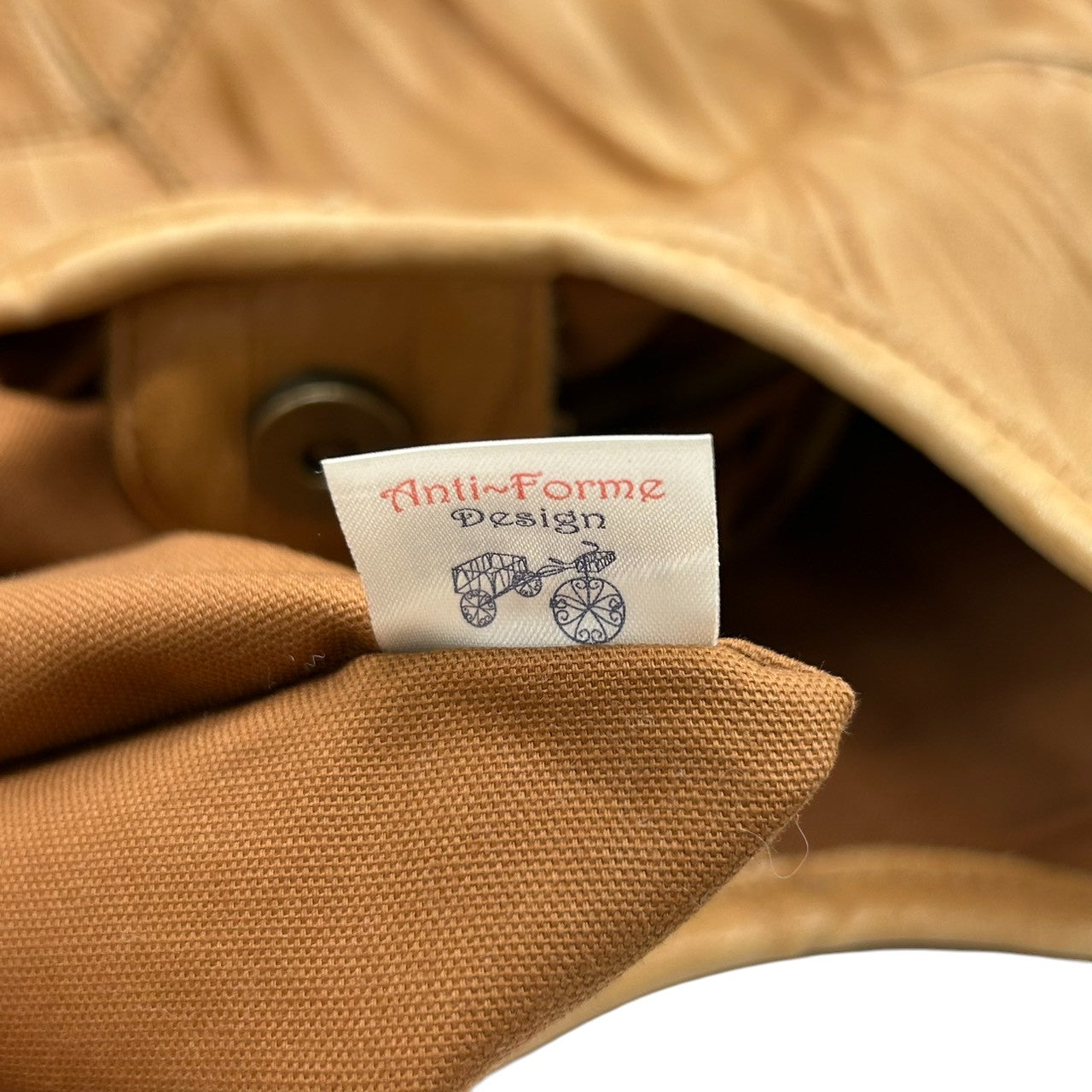 【美品】Anti-Forme Design アンチフォルムデザイン トートバッグ ワンショルダー 自立可 A4収納可 大容量 本革 レザー シワ加工 パッチワーク ブラウン キャメル系 レディース ナチュラル カジュアル 人気モデル クリーニング済み s67