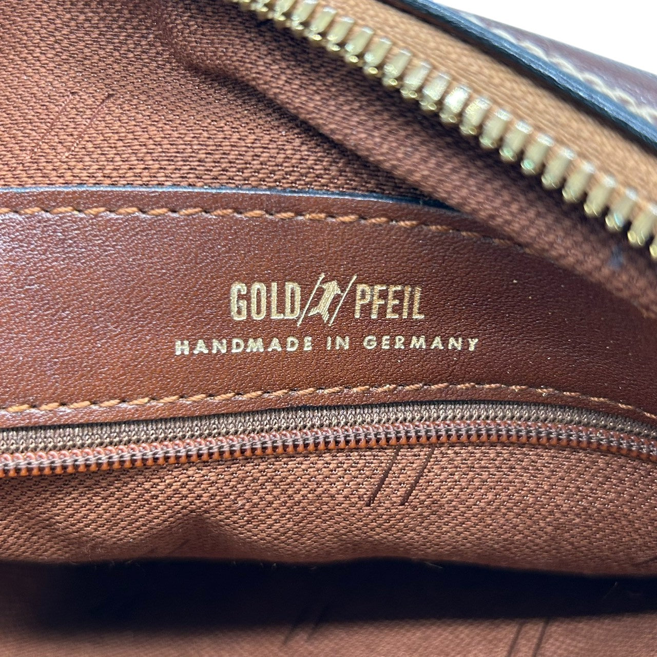 【美品】GOLD PFEIL ゴールドファイル ショルダーバッグ 斜め掛け可 本革 レザー ダークブラウン ゴールド金具 ドイツ製 ヴィンテージ クラシック レディース メンズ ユニセックス 上品 エレガント 人気モデル クリーニング済み s74