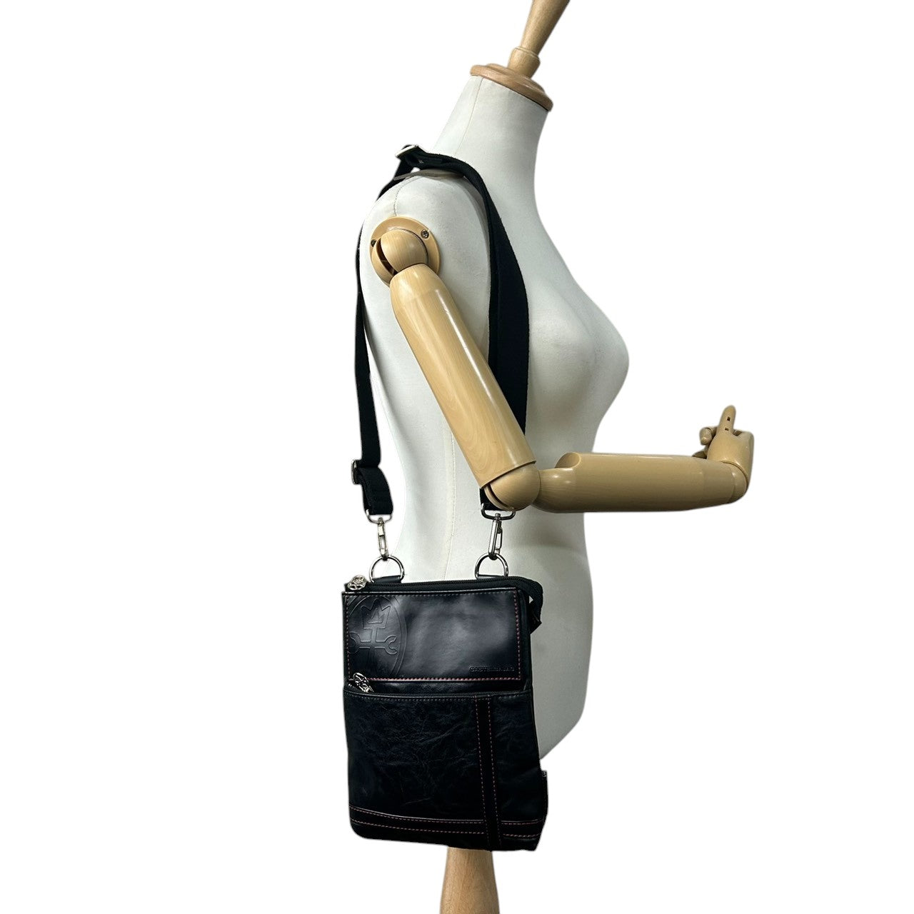 【美品】カステルバジャック ショルダーバッグ ポシェット レザー 本革 ブラック レッドステッチ ロゴ 型押し メンズ レディース ユニセックス 斜め掛け可 コンパクト 軽量 ミニショルダー カジュアル クリーニング済み 61153 U8