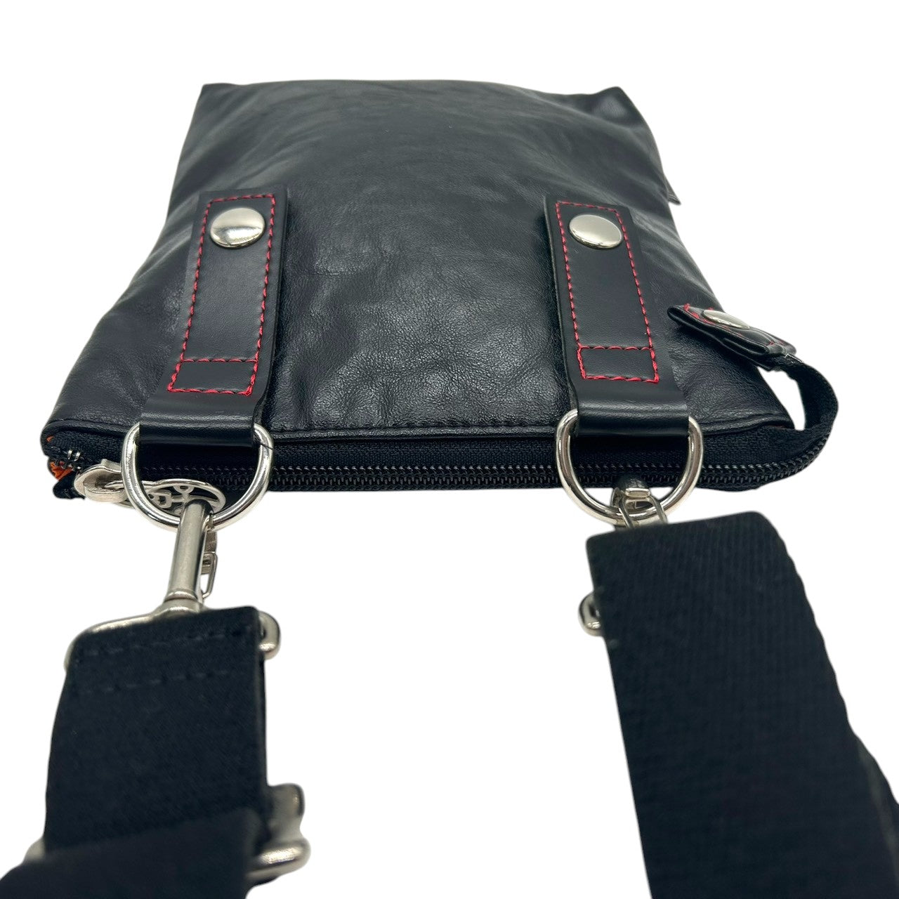 【美品】カステルバジャック ショルダーバッグ ポシェット レザー 本革 ブラック レッドステッチ ロゴ 型押し メンズ レディース ユニセックス 斜め掛け可 コンパクト 軽量 ミニショルダー カジュアル クリーニング済み 61153 U8