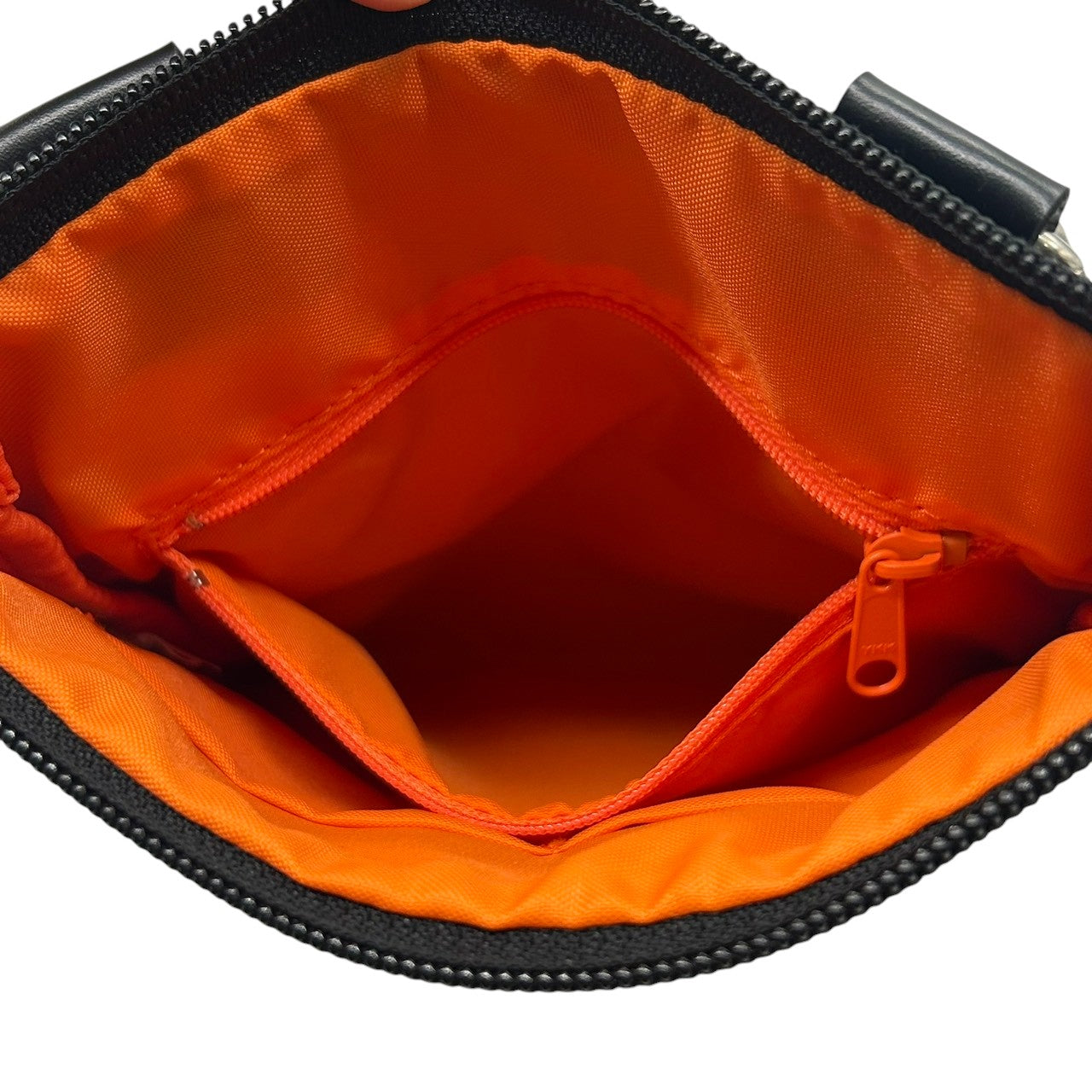 【美品】カステルバジャック ショルダーバッグ ポシェット レザー 本革 ブラック レッドステッチ ロゴ 型押し メンズ レディース ユニセックス 斜め掛け可 コンパクト 軽量 ミニショルダー カジュアル クリーニング済み 61153 U8