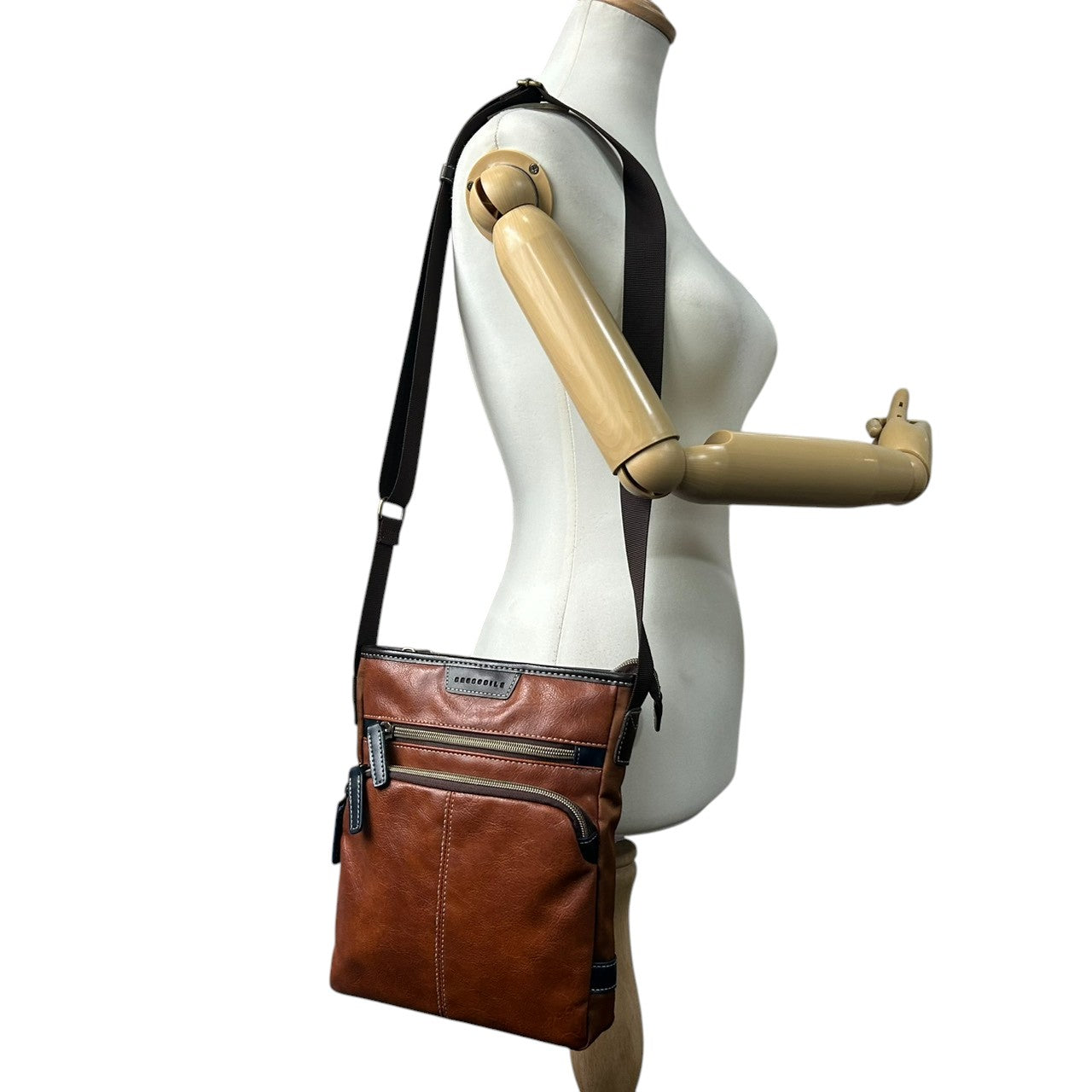 【美品】 ショルダーバッグ バイカラー レザー ブラウン ネイビー ロゴ メンズ 斜め掛け可 カジュアル ビジネス A4収納可 軽量 多機能 ファスナーポケット豊富 通勤 通学 旅行 タウンユース 万能デザイン クリーニング済み U8