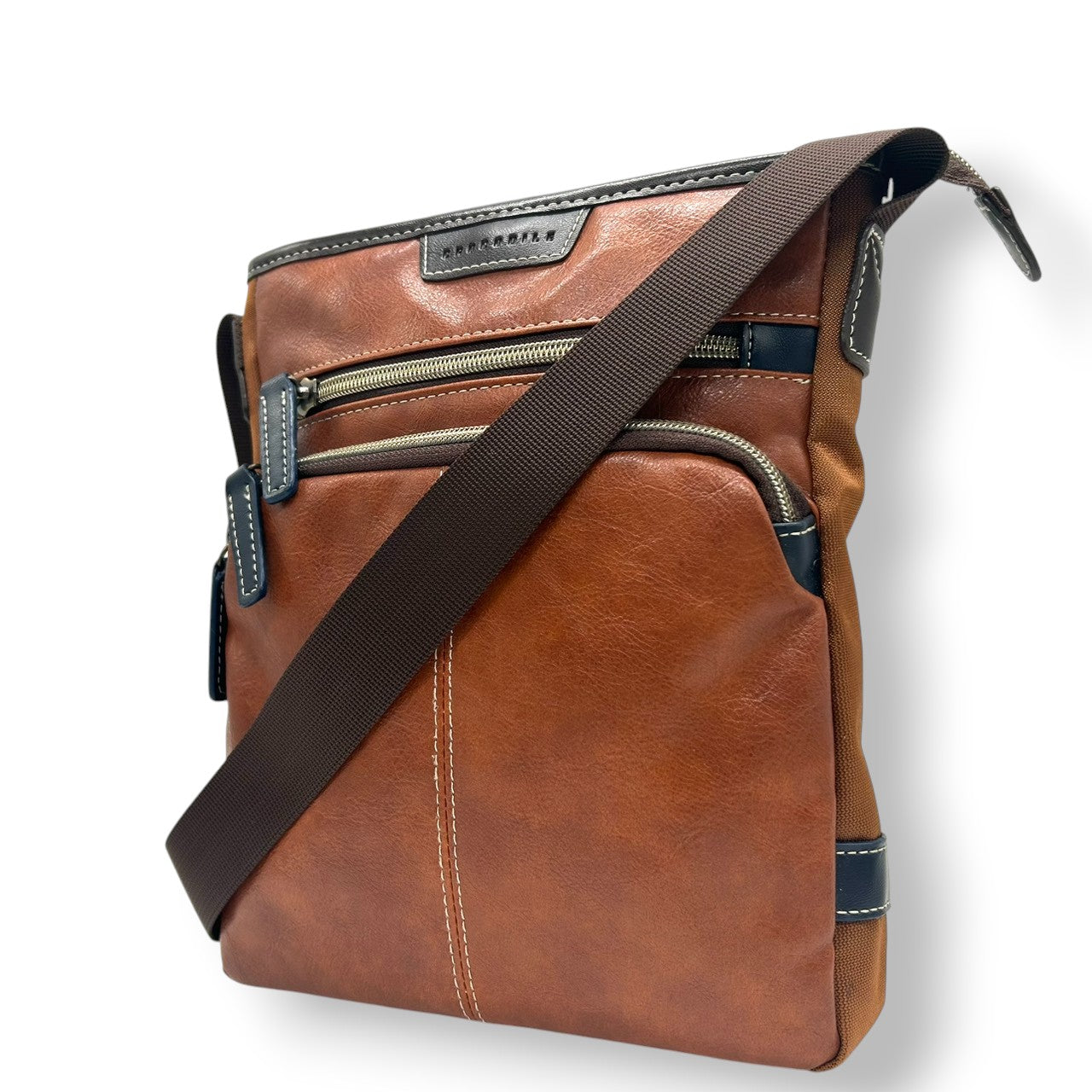 【美品】 ショルダーバッグ バイカラー レザー ブラウン ネイビー ロゴ メンズ 斜め掛け可 カジュアル ビジネス A4収納可 軽量 多機能 ファスナーポケット豊富 通勤 通学 旅行 タウンユース 万能デザイン クリーニング済み U8