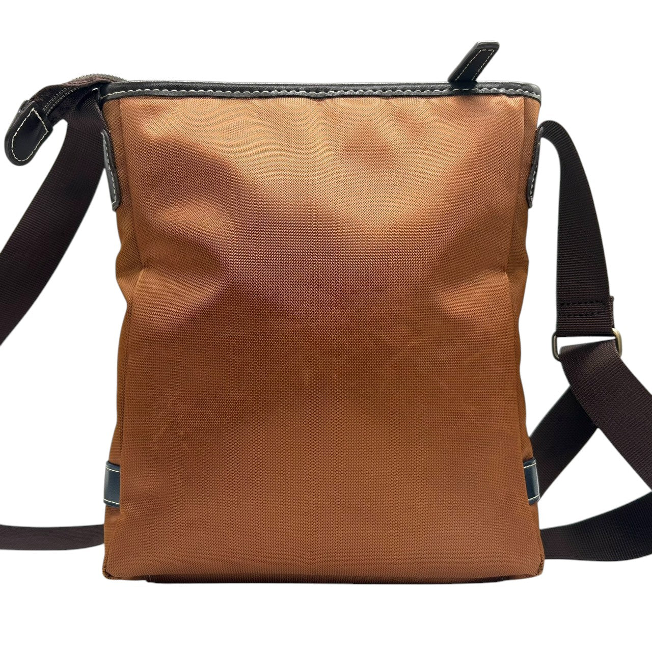 【美品】 ショルダーバッグ バイカラー レザー ブラウン ネイビー ロゴ メンズ 斜め掛け可 カジュアル ビジネス A4収納可 軽量 多機能 ファスナーポケット豊富 通勤 通学 旅行 タウンユース 万能デザイン クリーニング済み U8