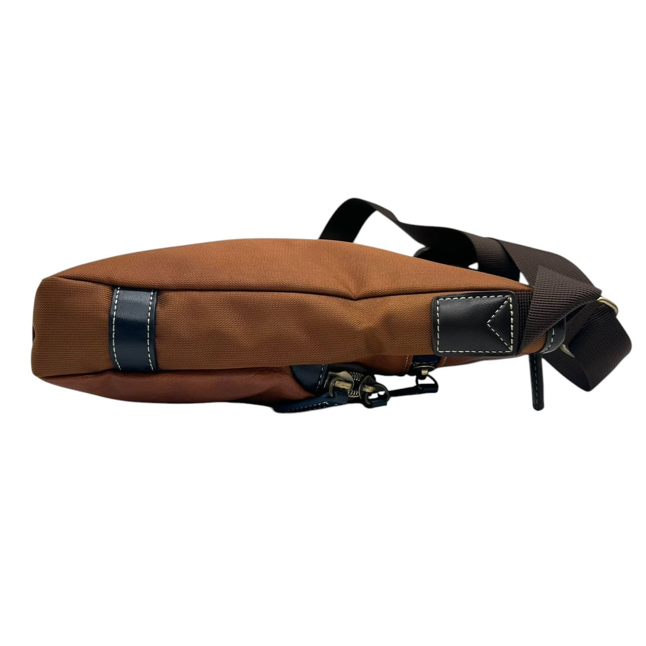 【美品】 ショルダーバッグ バイカラー レザー ブラウン ネイビー ロゴ メンズ 斜め掛け可 カジュアル ビジネス A4収納可 軽量 多機能 ファスナーポケット豊富 通勤 通学 旅行 タウンユース 万能デザイン クリーニング済み U8