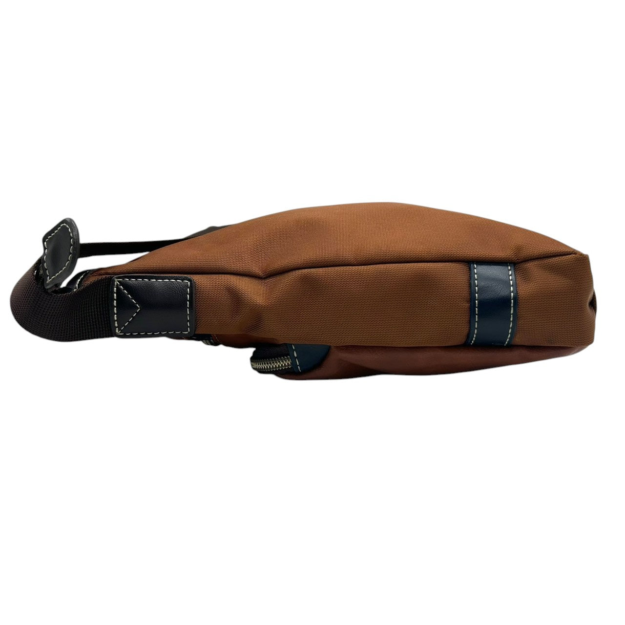 【美品】 ショルダーバッグ バイカラー レザー ブラウン ネイビー ロゴ メンズ 斜め掛け可 カジュアル ビジネス A4収納可 軽量 多機能 ファスナーポケット豊富 通勤 通学 旅行 タウンユース 万能デザイン クリーニング済み U8