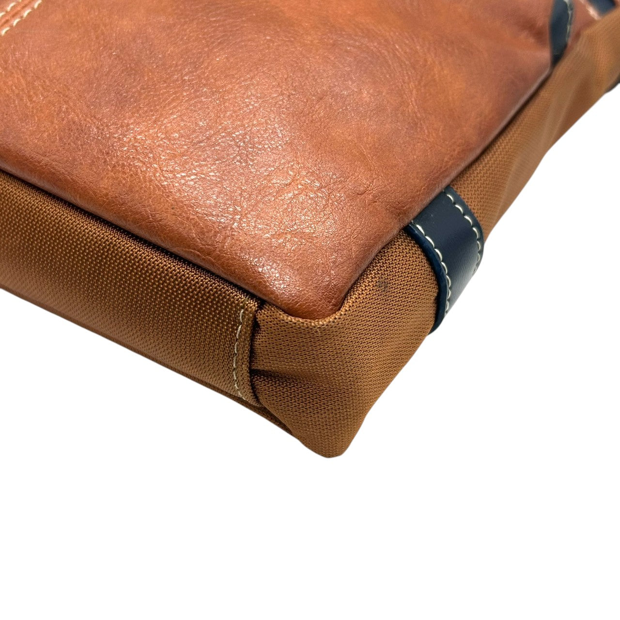 【美品】 ショルダーバッグ バイカラー レザー ブラウン ネイビー ロゴ メンズ 斜め掛け可 カジュアル ビジネス A4収納可 軽量 多機能 ファスナーポケット豊富 通勤 通学 旅行 タウンユース 万能デザイン クリーニング済み U8