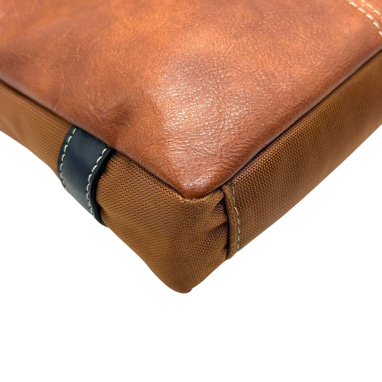 【美品】 ショルダーバッグ バイカラー レザー ブラウン ネイビー ロゴ メンズ 斜め掛け可 カジュアル ビジネス A4収納可 軽量 多機能 ファスナーポケット豊富 通勤 通学 旅行 タウンユース 万能デザイン クリーニング済み U8