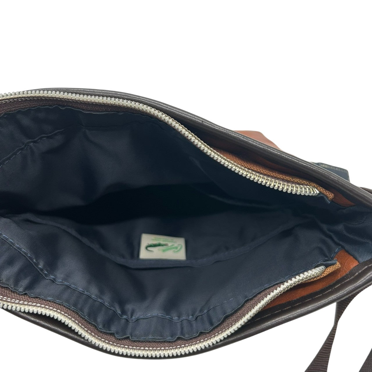 【美品】 ショルダーバッグ バイカラー レザー ブラウン ネイビー ロゴ メンズ 斜め掛け可 カジュアル ビジネス A4収納可 軽量 多機能 ファスナーポケット豊富 通勤 通学 旅行 タウンユース 万能デザイン クリーニング済み U8