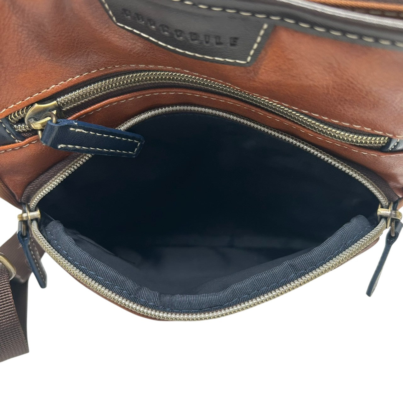 【美品】 ショルダーバッグ バイカラー レザー ブラウン ネイビー ロゴ メンズ 斜め掛け可 カジュアル ビジネス A4収納可 軽量 多機能 ファスナーポケット豊富 通勤 通学 旅行 タウンユース 万能デザイン クリーニング済み U8