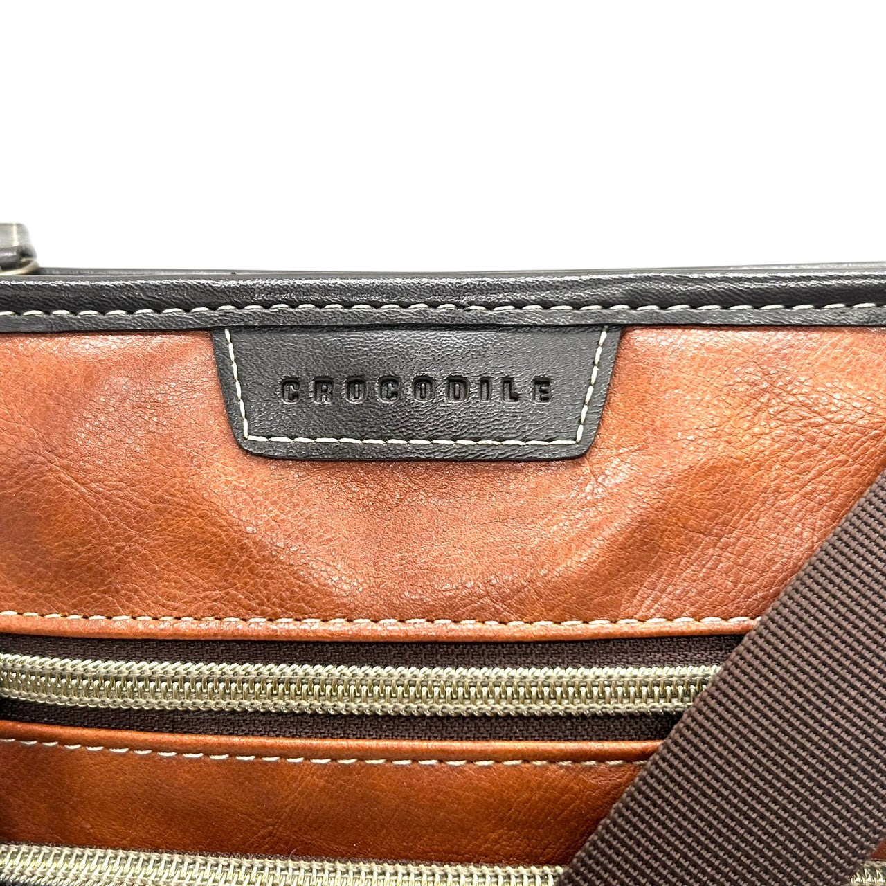 【美品】 ショルダーバッグ バイカラー レザー ブラウン ネイビー ロゴ メンズ 斜め掛け可 カジュアル ビジネス A4収納可 軽量 多機能 ファスナーポケット豊富 通勤 通学 旅行 タウンユース 万能デザイン クリーニング済み U8