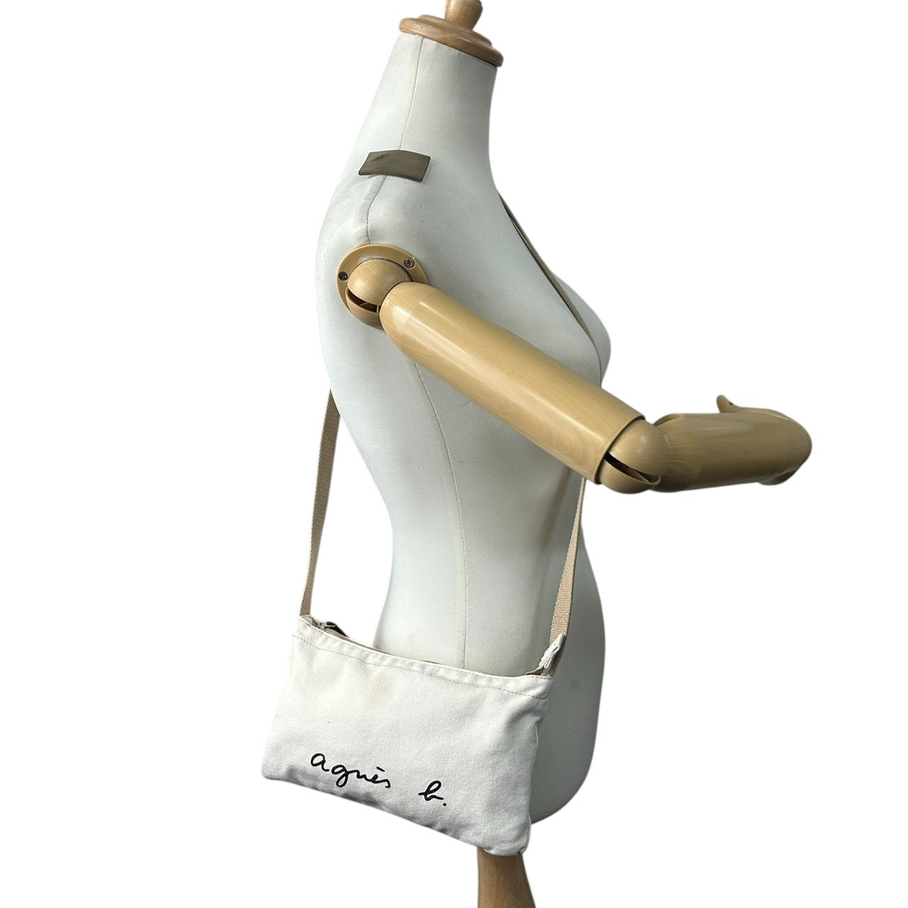 【美品】アニエスベー ショルダーバッグ キャンバス ロゴ アイボリー ポシェット サコッシュ 斜め掛け可 レディース コンパクト 軽量 カジュアル シンプルデザイン ミニバッグ お出かけ デイリーユース クリーニング済み s63