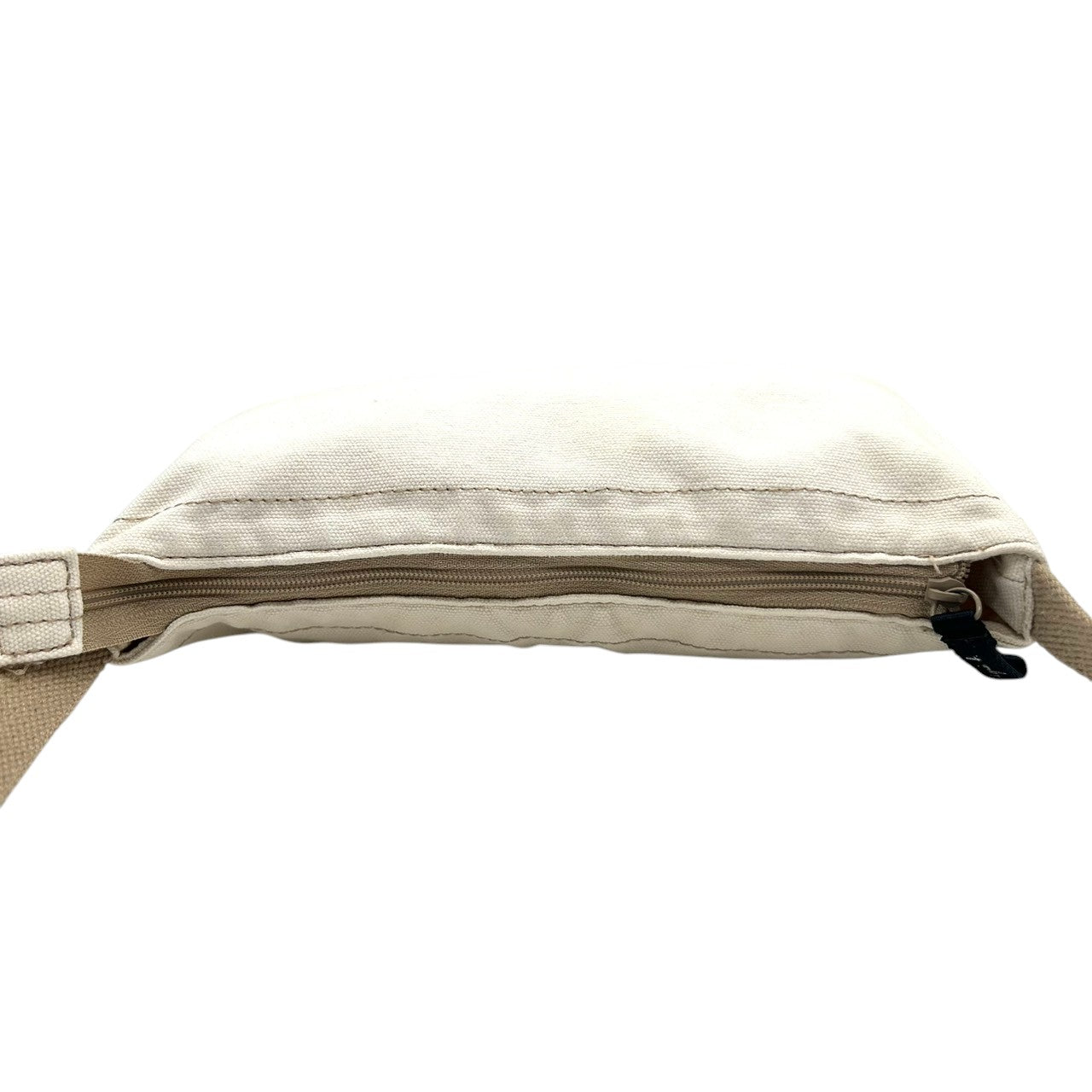 【美品】アニエスベー ショルダーバッグ キャンバス ロゴ アイボリー ポシェット サコッシュ 斜め掛け可 レディース コンパクト 軽量 カジュアル シンプルデザイン ミニバッグ お出かけ デイリーユース クリーニング済み s63