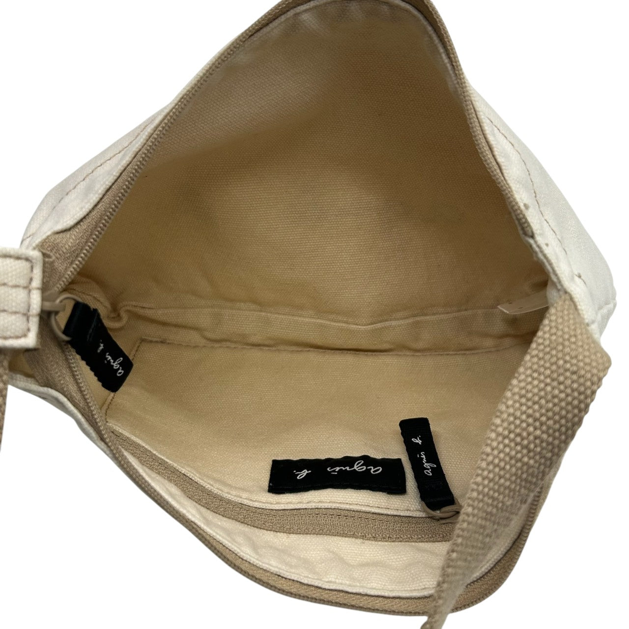 【美品】アニエスベー ショルダーバッグ キャンバス ロゴ アイボリー ポシェット サコッシュ 斜め掛け可 レディース コンパクト 軽量 カジュアル シンプルデザイン ミニバッグ お出かけ デイリーユース クリーニング済み s63