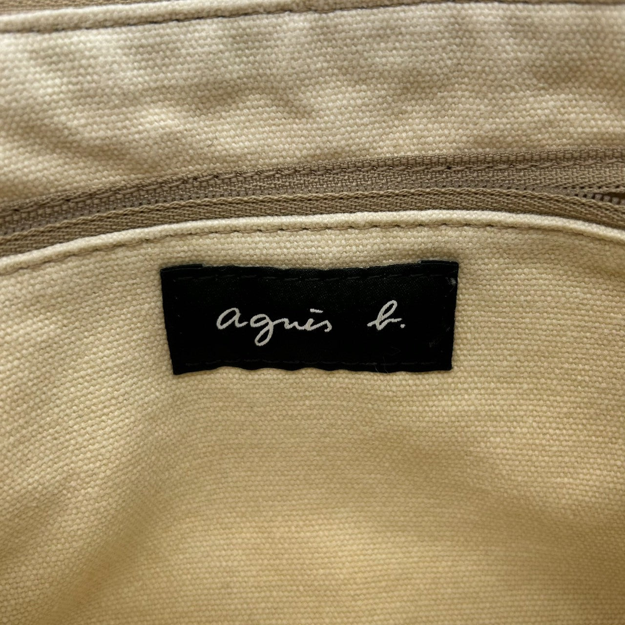 【美品】アニエスベー ショルダーバッグ キャンバス ロゴ アイボリー ポシェット サコッシュ 斜め掛け可 レディース コンパクト 軽量 カジュアル シンプルデザイン ミニバッグ お出かけ デイリーユース クリーニング済み s63