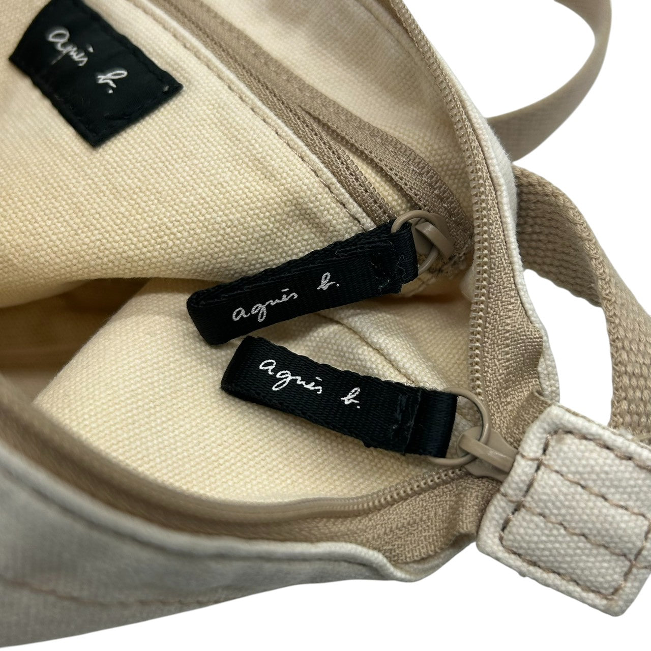 【美品】アニエスベー ショルダーバッグ キャンバス ロゴ アイボリー ポシェット サコッシュ 斜め掛け可 レディース コンパクト 軽量 カジュアル シンプルデザイン ミニバッグ お出かけ デイリーユース クリーニング済み s63