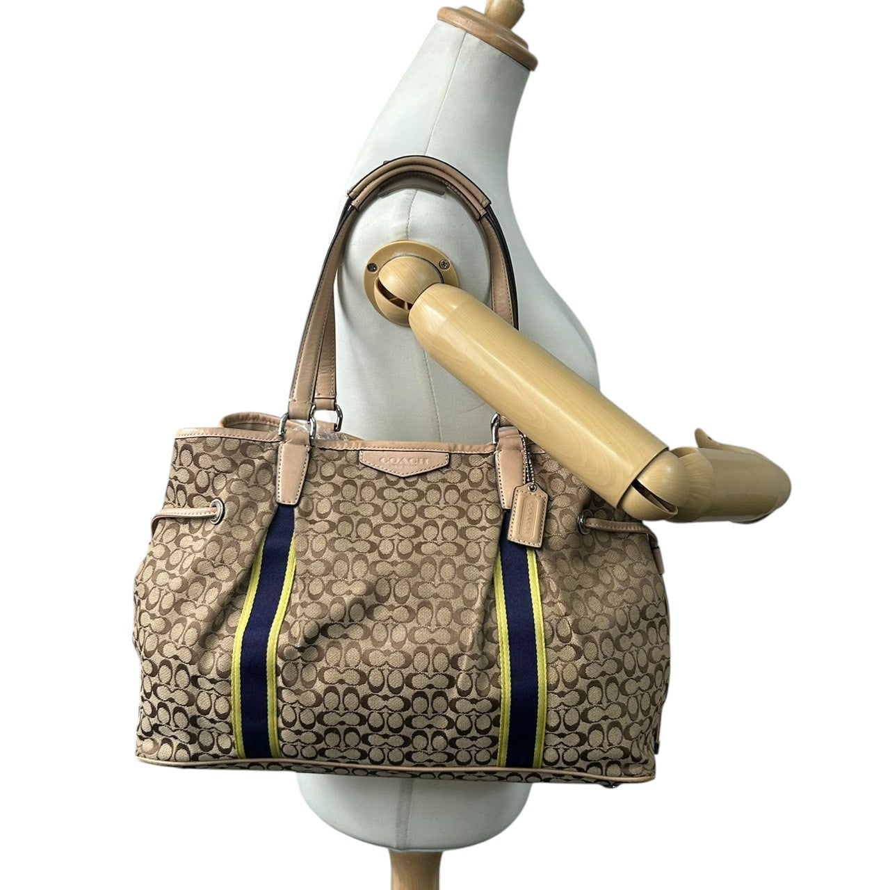 コーチ トートバッグ シグネチャー ストライプ キャンバス レザー ベージュ F26130 巾着型 ドローストリング A4収納可 肩掛け ワンショルダー 大容量 レディース ハンドバッグ 通勤 通学 チャーム付き クリーニング済み s63