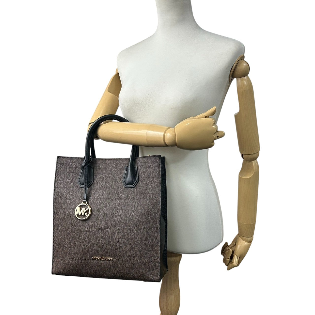 【美品】マイケルコース トートバッグ シグネチャー PVC レザー ブラウン 2WAY ハンドバッグ ショルダーバッグ 斜め掛け可 A4収納可 通勤 通学 MKロゴチャーム付き レディース ビジネス エレガント クリーニング済み 自立可 H