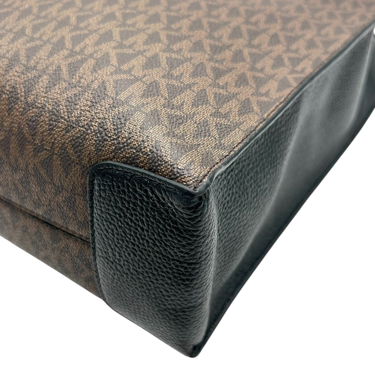 【美品】マイケルコース トートバッグ シグネチャー PVC レザー ブラウン 2WAY ハンドバッグ ショルダーバッグ 斜め掛け可 A4収納可 通勤 通学 MKロゴチャーム付き レディース ビジネス エレガント クリーニング済み 自立可 H