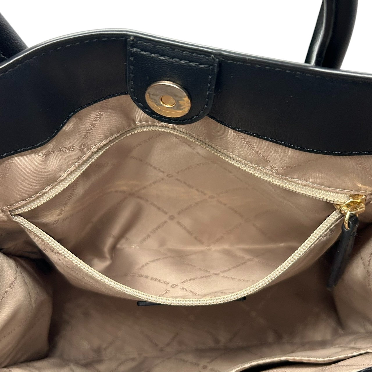 【美品】マイケルコース トートバッグ シグネチャー PVC レザー ブラウン 2WAY ハンドバッグ ショルダーバッグ 斜め掛け可 A4収納可 通勤 通学 MKロゴチャーム付き レディース ビジネス エレガント クリーニング済み 自立可 H