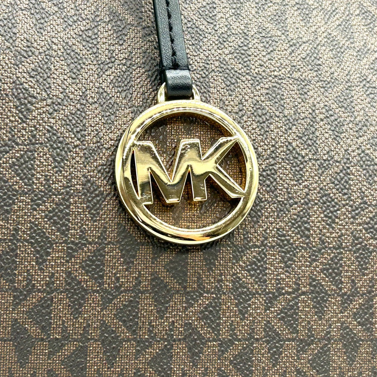 【美品】マイケルコース トートバッグ シグネチャー PVC レザー ブラウン 2WAY ハンドバッグ ショルダーバッグ 斜め掛け可 A4収納可 通勤 通学 MKロゴチャーム付き レディース ビジネス エレガント クリーニング済み 自立可 H