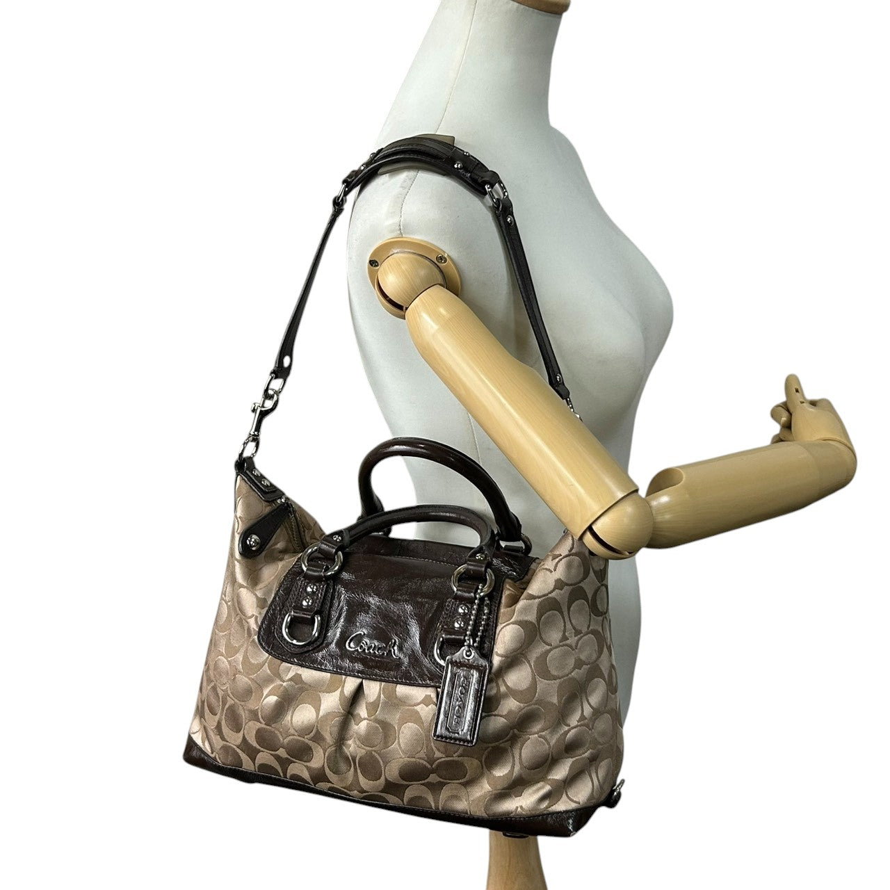 コーチ 2WAY ハンドバッグ F15443 シグネチャー ナイロン パテントレザー ブラウン ミニボストン ショルダーバッグ レディース チャーム付き エレガント クラシックデザイン コンパクトモデル クリーニング済み s26