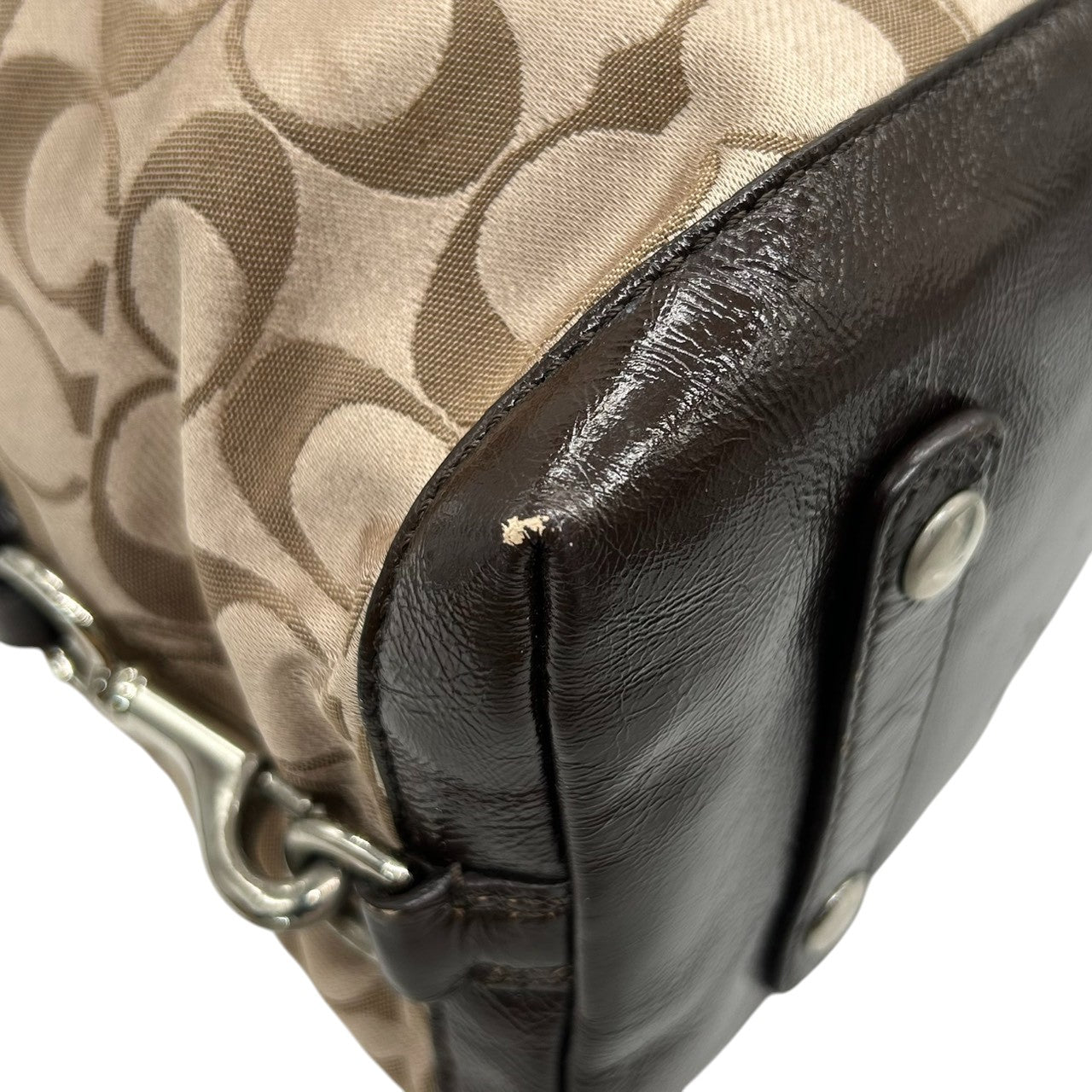 コーチ 2WAY ハンドバッグ F15443 シグネチャー ナイロン パテントレザー ブラウン ミニボストン ショルダーバッグ レディース チャーム付き エレガント クラシックデザイン コンパクトモデル クリーニング済み s26