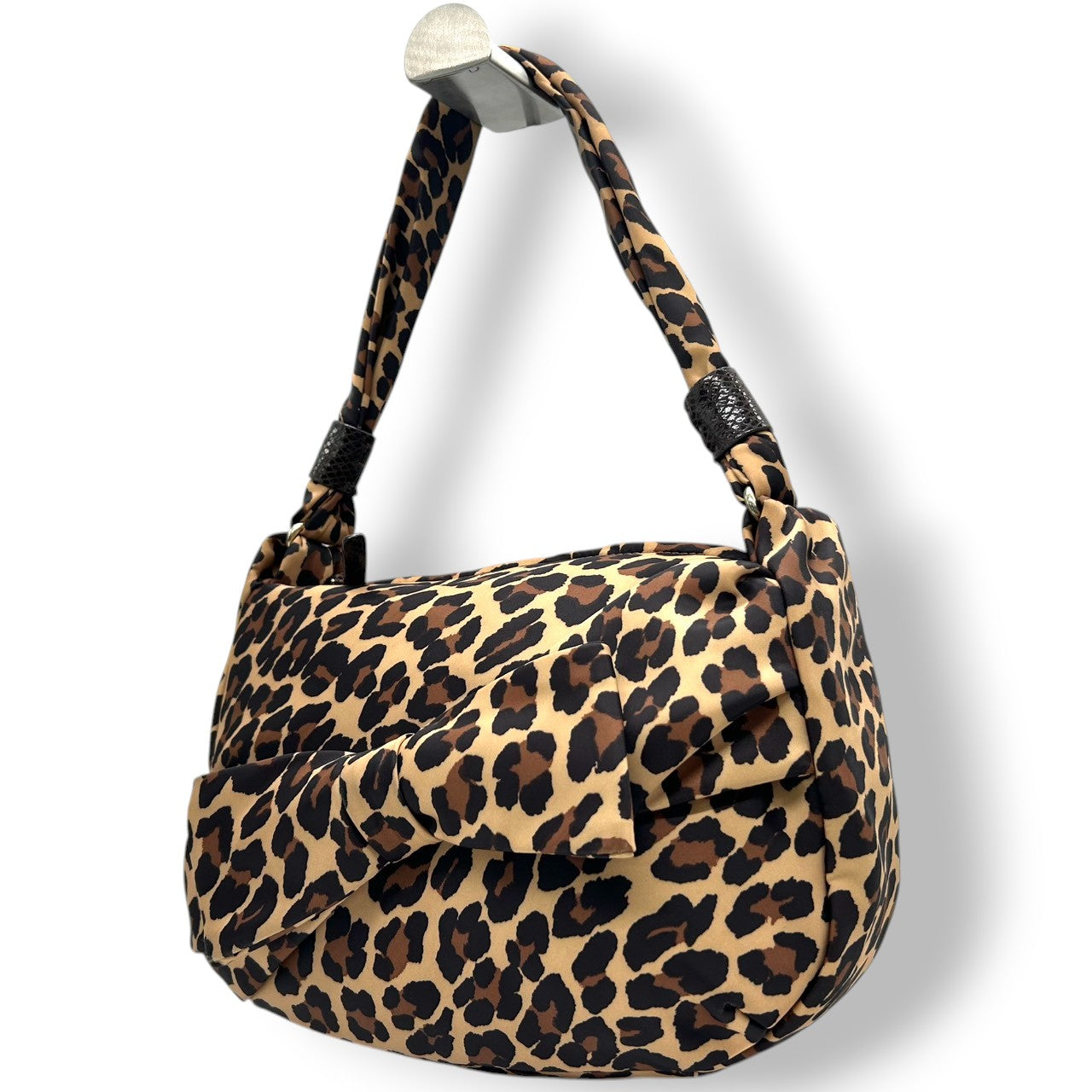 【美品】ケイトスペード ハンドバッグ ショルダーバッグ レオパード ヒョウ柄 ナイロン 型押しレザー ワンショルダー 肩掛け リボンデザイン レディース 軽量 エレガント フェミニン アニマル柄 お出かけ クリーニング済み s35