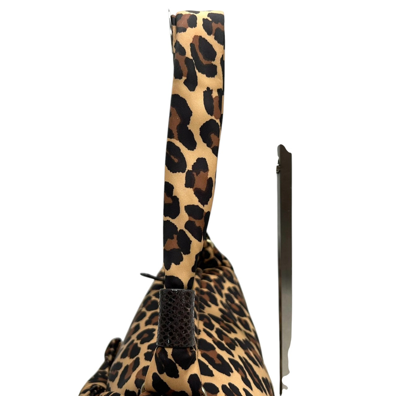 【美品】ケイトスペード ハンドバッグ ショルダーバッグ レオパード ヒョウ柄 ナイロン 型押しレザー ワンショルダー 肩掛け リボンデザイン レディース 軽量 エレガント フェミニン アニマル柄 お出かけ クリーニング済み s35