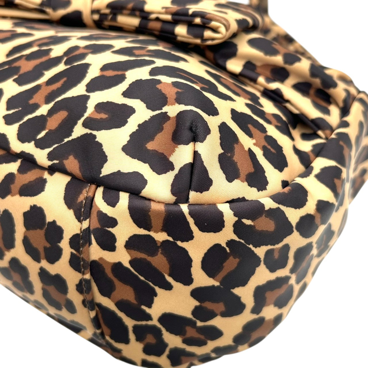 【美品】ケイトスペード ハンドバッグ ショルダーバッグ レオパード ヒョウ柄 ナイロン 型押しレザー ワンショルダー 肩掛け リボンデザイン レディース 軽量 エレガント フェミニン アニマル柄 お出かけ クリーニング済み s35