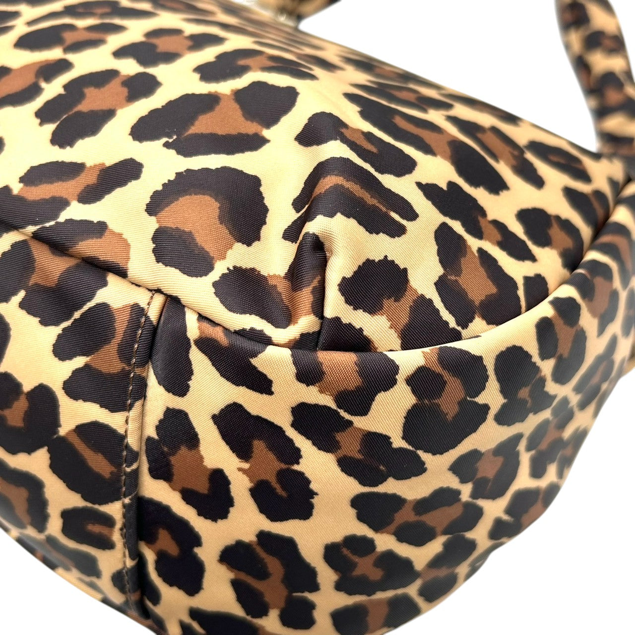 【美品】ケイトスペード ハンドバッグ ショルダーバッグ レオパード ヒョウ柄 ナイロン 型押しレザー ワンショルダー 肩掛け リボンデザイン レディース 軽量 エレガント フェミニン アニマル柄 お出かけ クリーニング済み s35