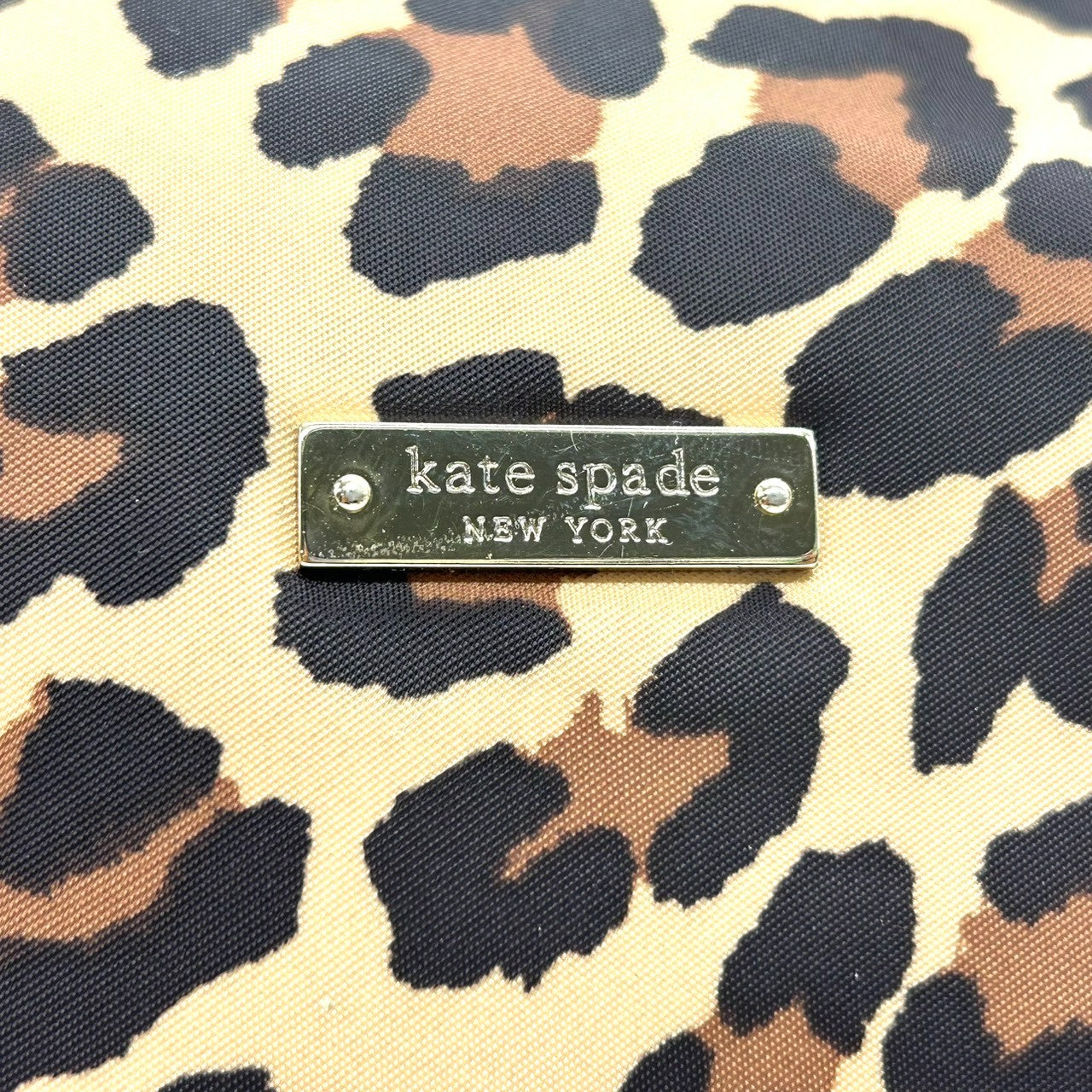 【美品】ケイトスペード ハンドバッグ ショルダーバッグ レオパード ヒョウ柄 ナイロン 型押しレザー ワンショルダー 肩掛け リボンデザイン レディース 軽量 エレガント フェミニン アニマル柄 お出かけ クリーニング済み s35