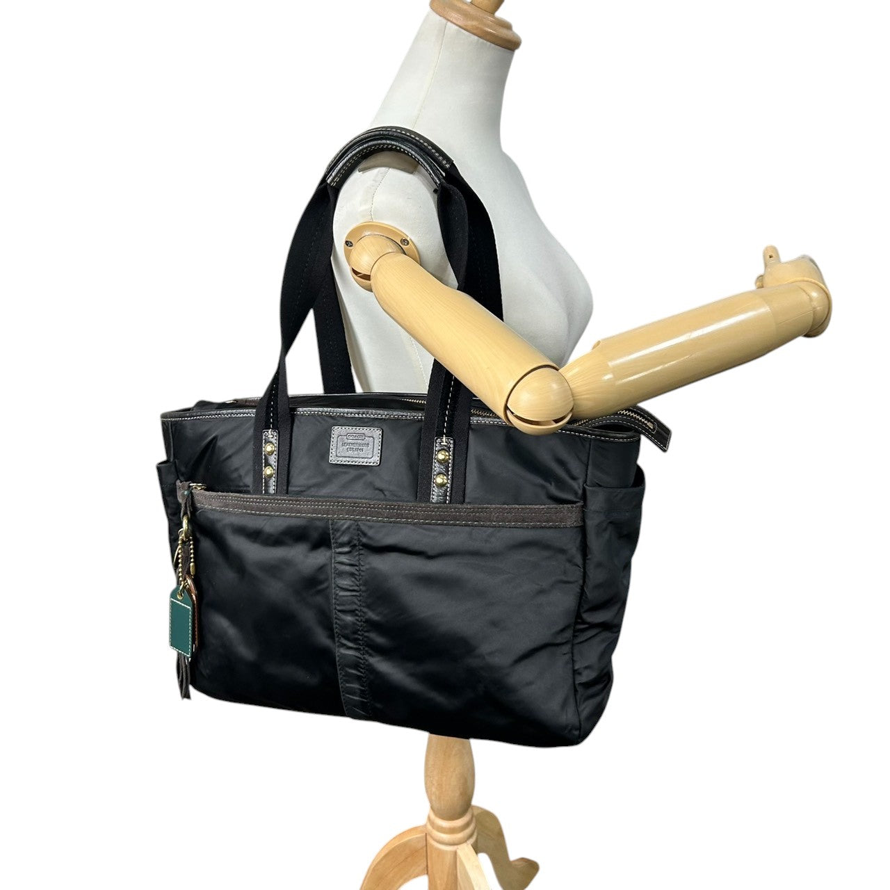 【美品】コーチ トートバッグ ハンプトンズ ウィークエンド 10102 ナイロン レザー ブラック 2WAY ビジネスバッグ A4収納可 大容量 斜め掛け可 メンズ 通勤 通学 旅行 チャーム付き クリーニング済み s57