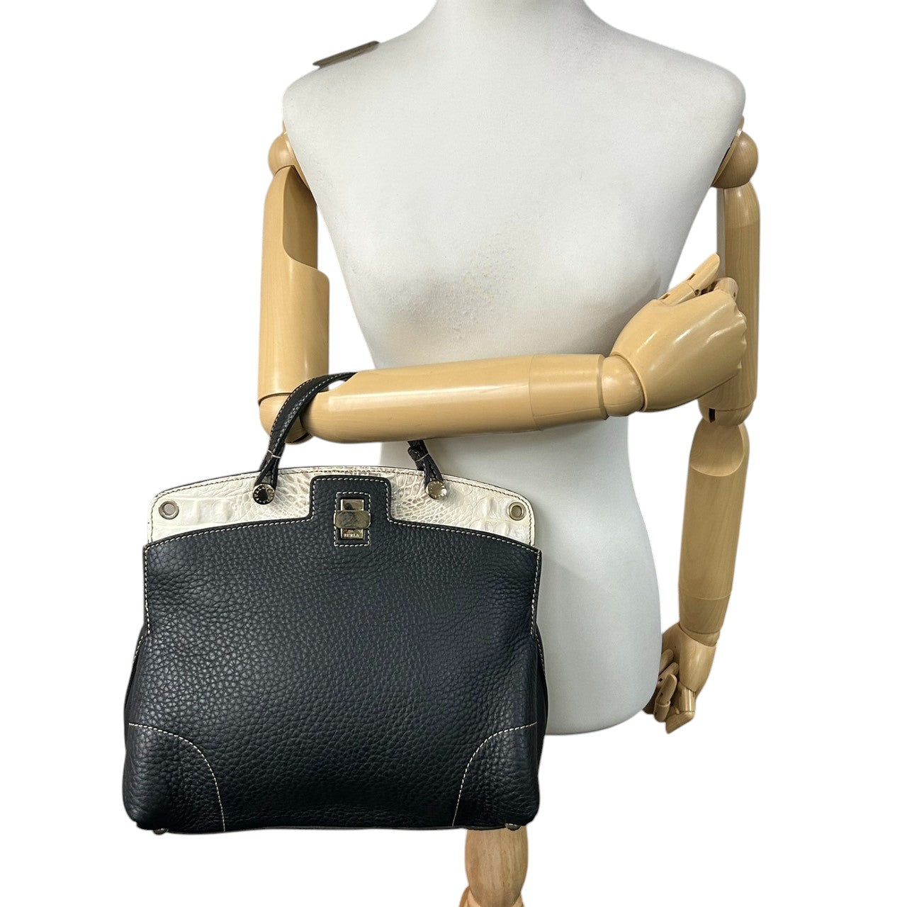 フルラ 2WAY ハンドバッグ ショルダーバッグ レザー 型押しレザー ブラック ホワイト バイカラー ターンロック レディース エレガント フォーマル イタリア製 上品 高級感 通勤 お出かけ クリーニング済み 自立可 s40