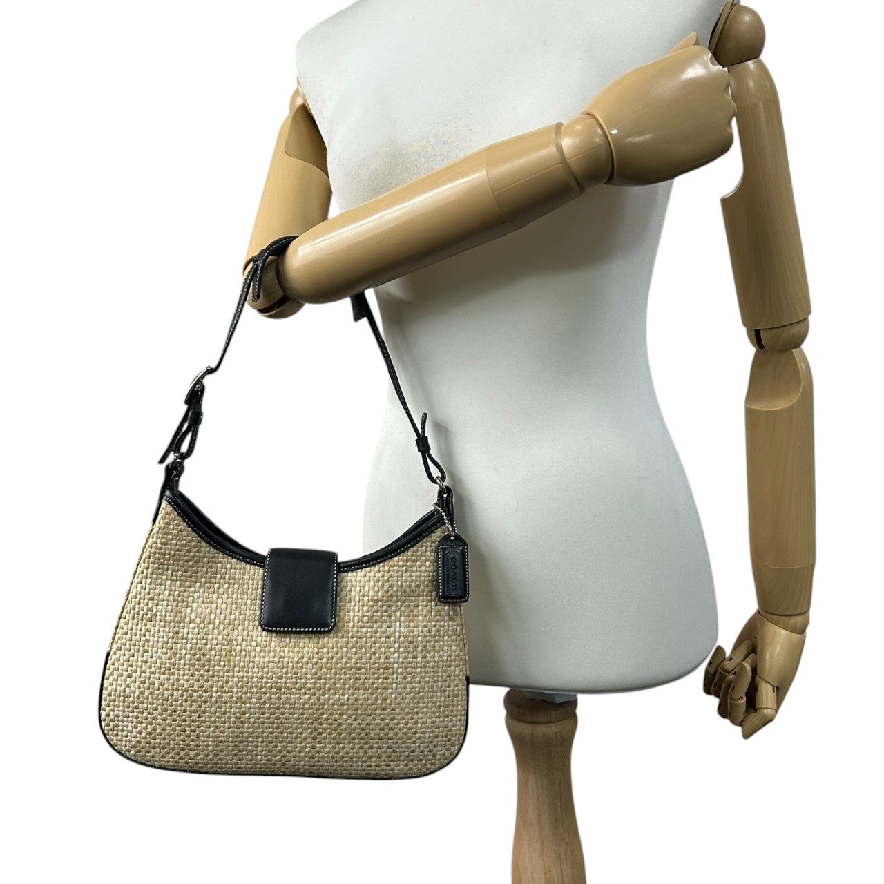 【美品】コーチ ハンドバッグ ストロー レザー 8159 かごバッグ ワンショルダー 肩掛け ベージュ ブラック 夏 サマー カジュアル レディース チャーム付き 希少モデル クラシックデザイン クリーニング済み s86