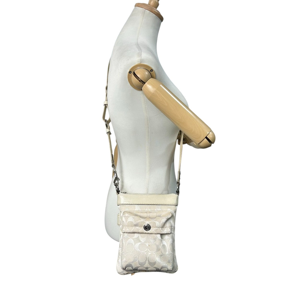 コーチ ショルダーバッグ シグネチャー キャンバス レザー 6442 アイボリー 斜め掛け可 ポシェット サコッシュ ミニショルダー コンパクト 軽量 レディース カジュアル シンプルデザイン クリーニング済み E2