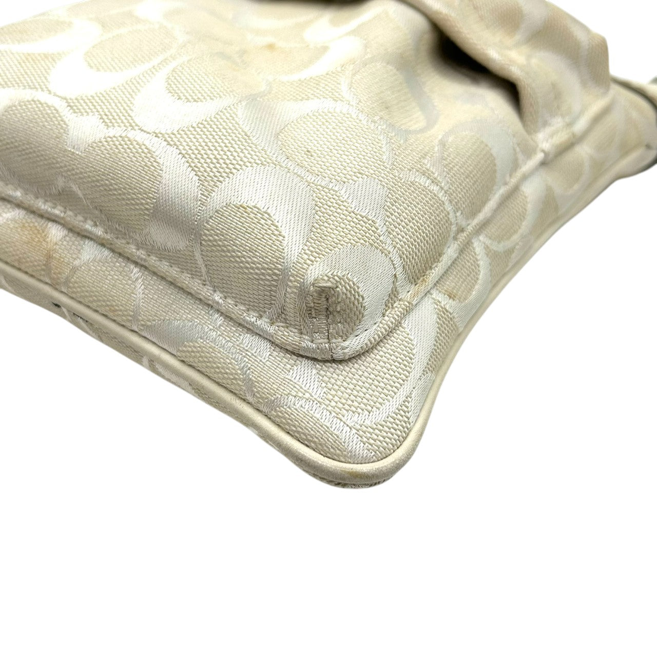 コーチ ショルダーバッグ シグネチャー キャンバス レザー 6442 アイボリー 斜め掛け可 ポシェット サコッシュ ミニショルダー コンパクト 軽量 レディース カジュアル シンプルデザイン クリーニング済み E2