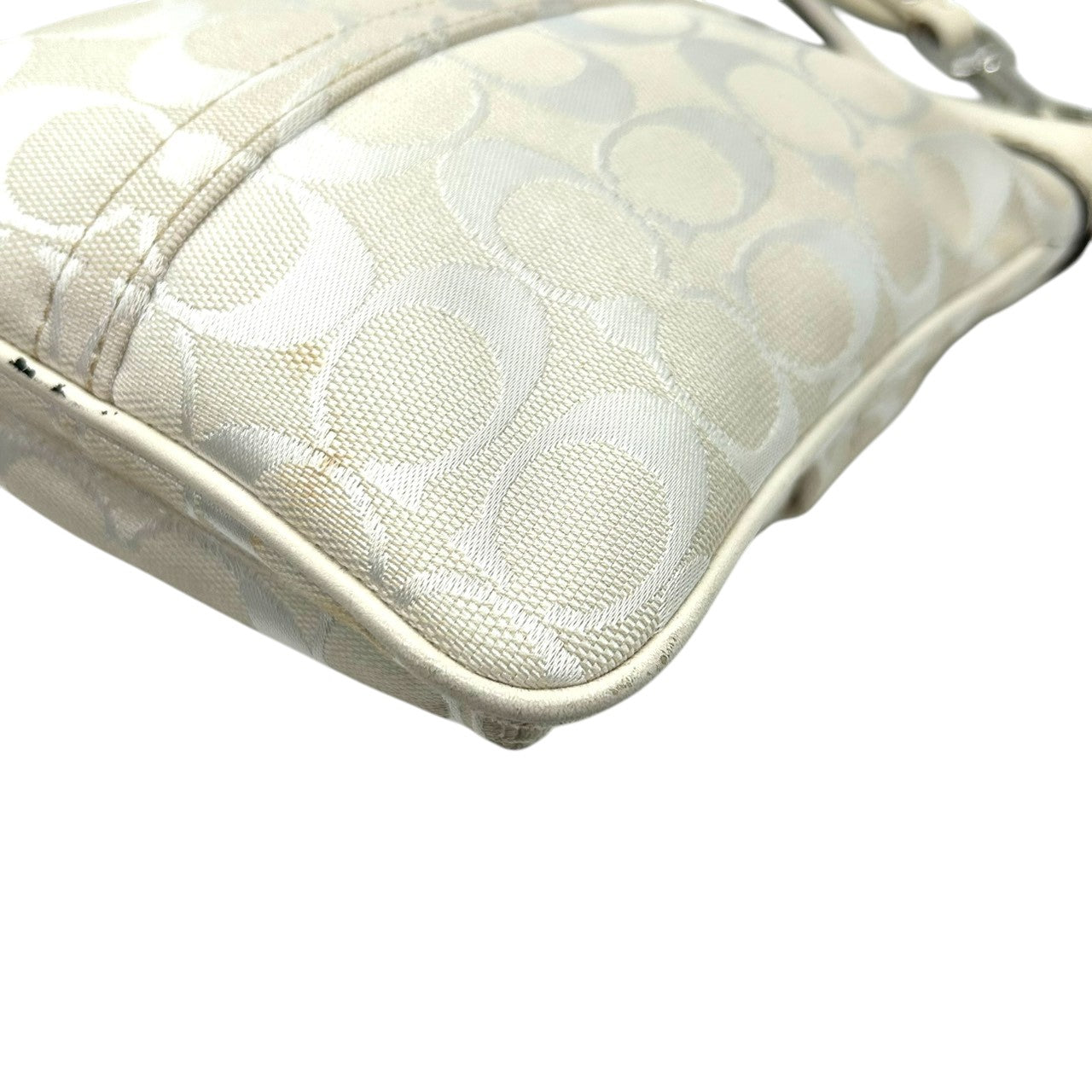 コーチ ショルダーバッグ シグネチャー キャンバス レザー 6442 アイボリー 斜め掛け可 ポシェット サコッシュ ミニショルダー コンパクト 軽量 レディース カジュアル シンプルデザイン クリーニング済み E2