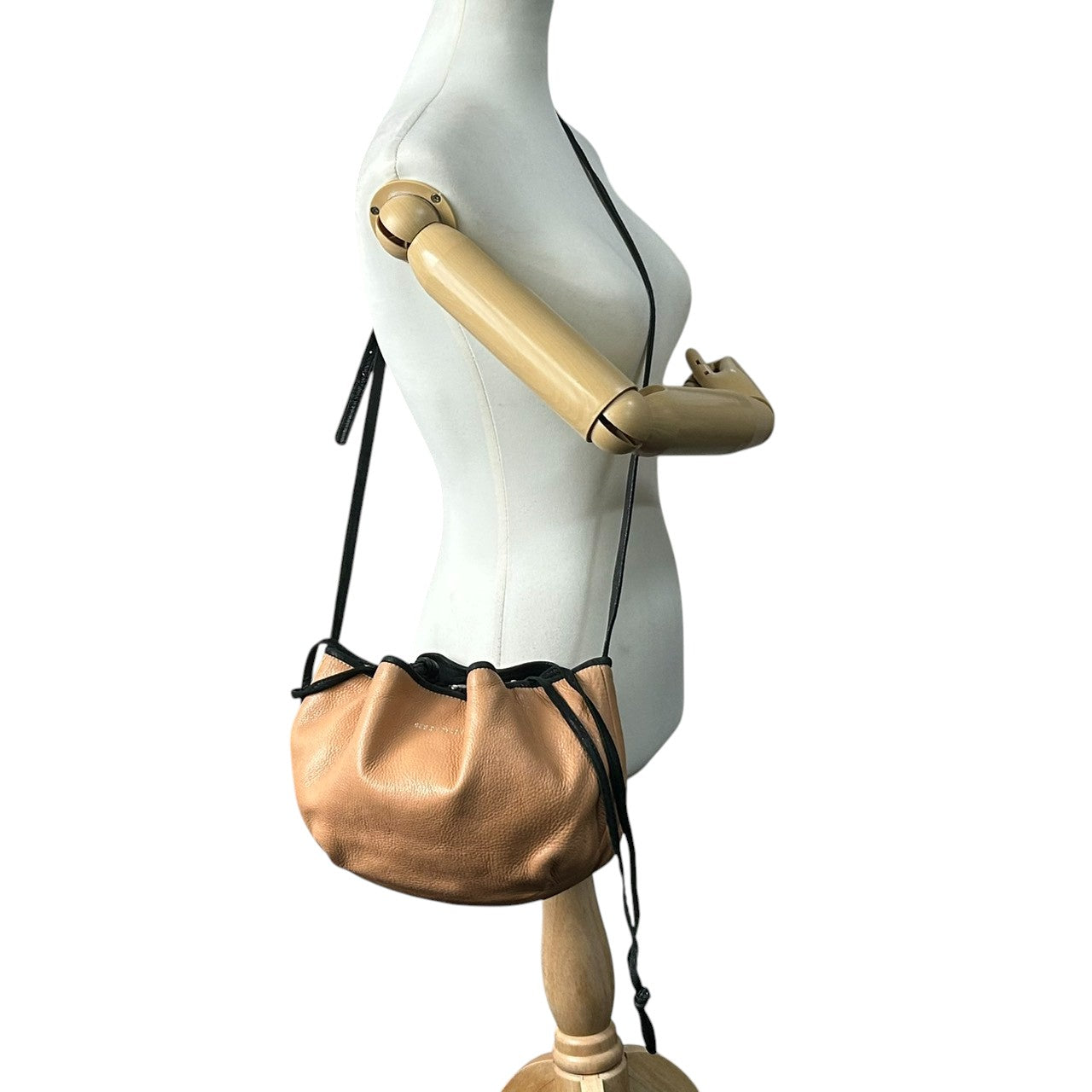 【美品】シーバイクロエ ショルダーバッグ 巾着型 ドローストリング レザー 本革 ベージュ ブラック バイカラー 斜め掛け可 レディース ポシェット ミニバッグ コンパクト 軽量 カジュアル フェミニン お出かけ デイリーユース クリーニング済み E2