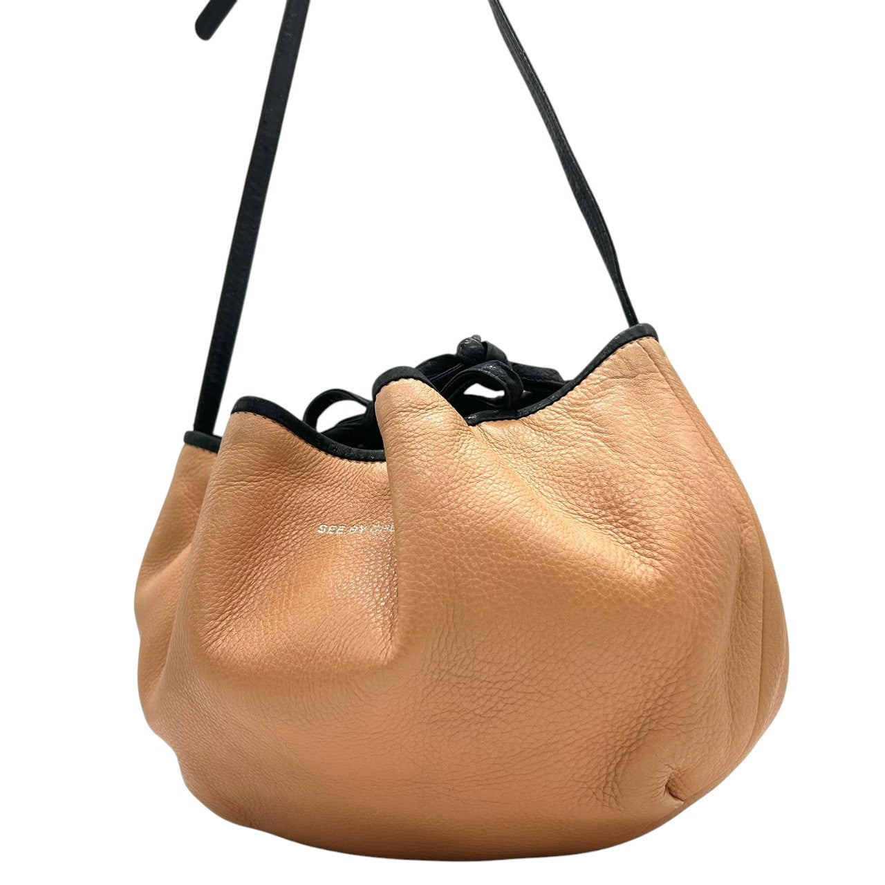 【美品】シーバイクロエ ショルダーバッグ 巾着型 ドローストリング レザー 本革 ベージュ ブラック バイカラー 斜め掛け可 レディース ポシェット ミニバッグ コンパクト 軽量 カジュアル フェミニン お出かけ デイリーユース クリーニング済み E2