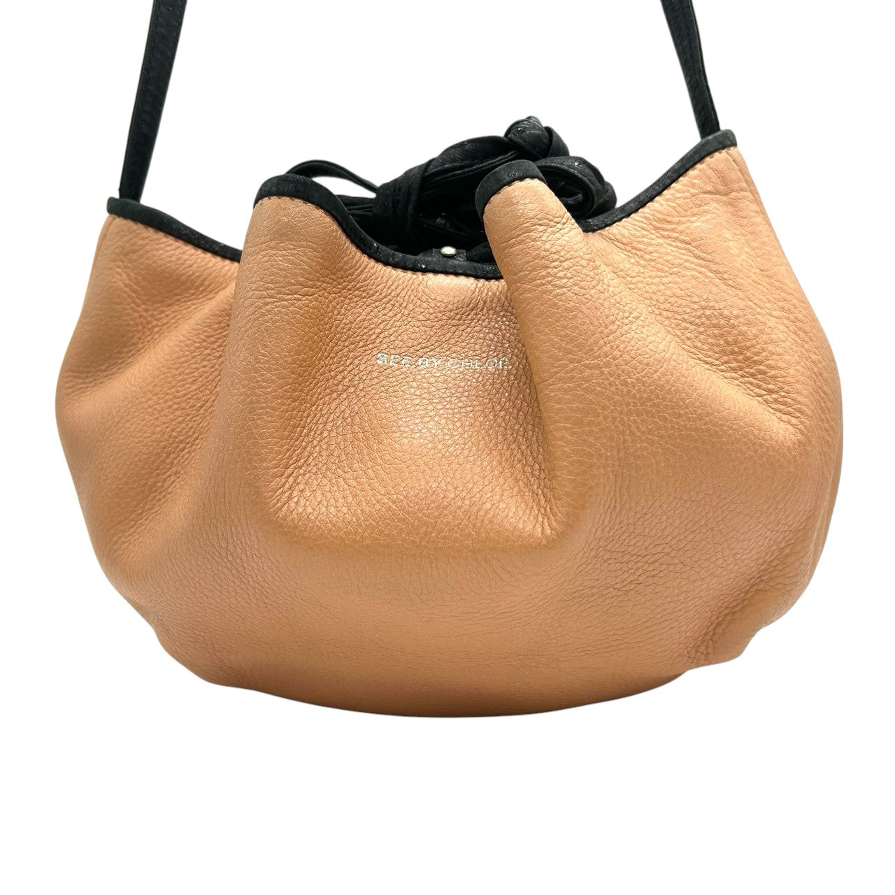 【美品】シーバイクロエ ショルダーバッグ 巾着型 ドローストリング レザー 本革 ベージュ ブラック バイカラー 斜め掛け可 レディース ポシェット ミニバッグ コンパクト 軽量 カジュアル フェミニン お出かけ デイリーユース クリーニング済み E2