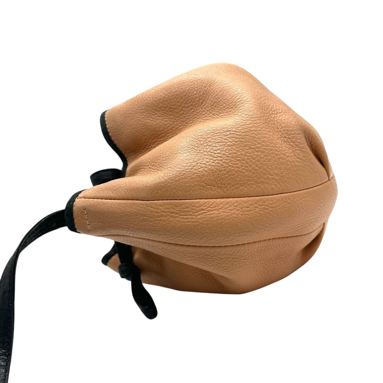 【美品】シーバイクロエ ショルダーバッグ 巾着型 ドローストリング レザー 本革 ベージュ ブラック バイカラー 斜め掛け可 レディース ポシェット ミニバッグ コンパクト 軽量 カジュアル フェミニン お出かけ デイリーユース クリーニング済み E2