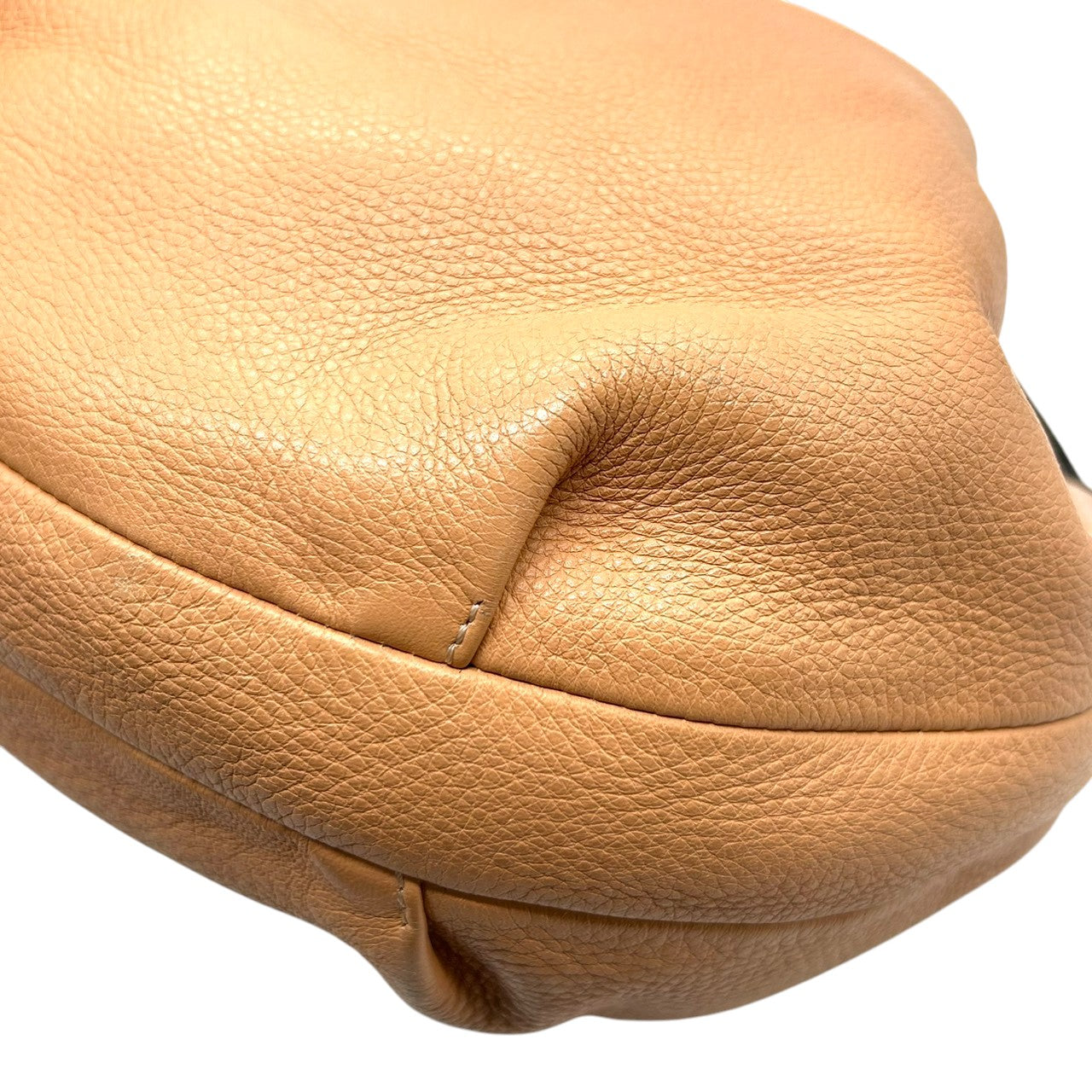 【美品】シーバイクロエ ショルダーバッグ 巾着型 ドローストリング レザー 本革 ベージュ ブラック バイカラー 斜め掛け可 レディース ポシェット ミニバッグ コンパクト 軽量 カジュアル フェミニン お出かけ デイリーユース クリーニング済み E2