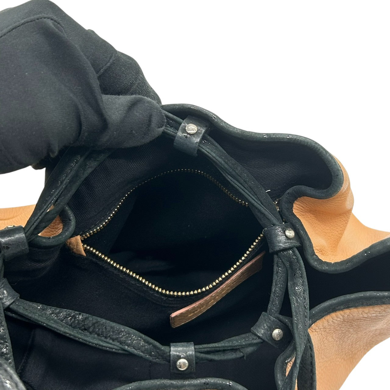 【美品】シーバイクロエ ショルダーバッグ 巾着型 ドローストリング レザー 本革 ベージュ ブラック バイカラー 斜め掛け可 レディース ポシェット ミニバッグ コンパクト 軽量 カジュアル フェミニン お出かけ デイリーユース クリーニング済み E2