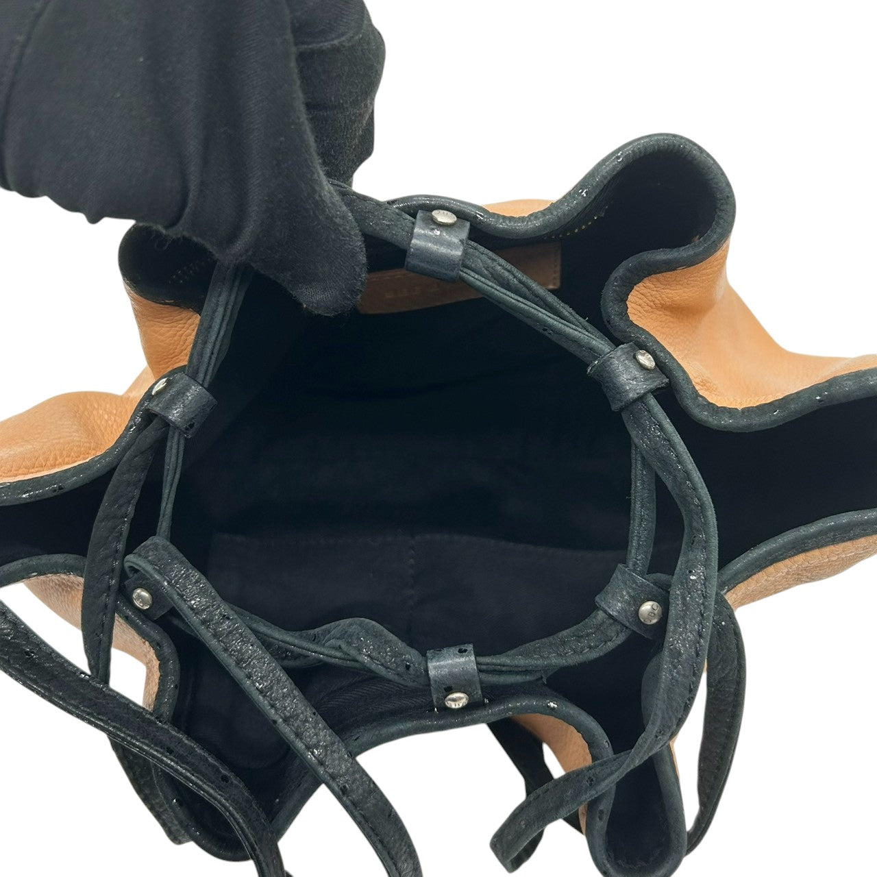 【美品】シーバイクロエ ショルダーバッグ 巾着型 ドローストリング レザー 本革 ベージュ ブラック バイカラー 斜め掛け可 レディース ポシェット ミニバッグ コンパクト 軽量 カジュアル フェミニン お出かけ デイリーユース クリーニング済み E2