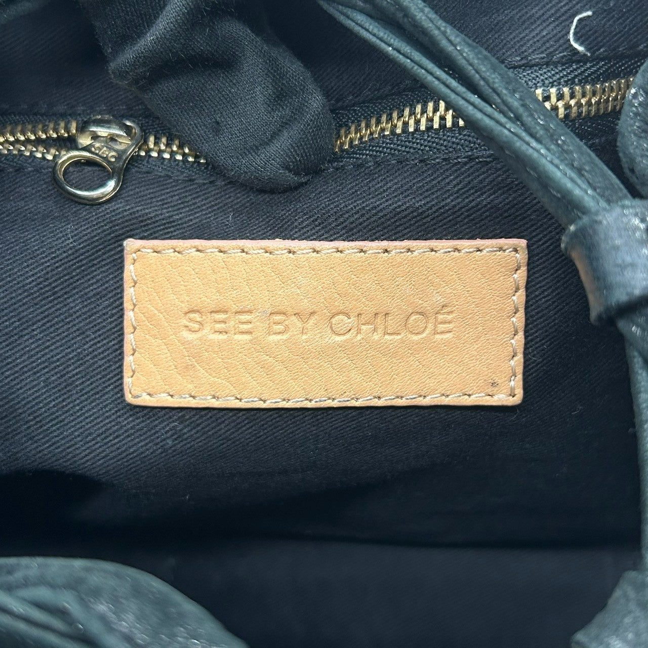 【美品】シーバイクロエ ショルダーバッグ 巾着型 ドローストリング レザー 本革 ベージュ ブラック バイカラー 斜め掛け可 レディース ポシェット ミニバッグ コンパクト 軽量 カジュアル フェミニン お出かけ デイリーユース クリーニング済み E2