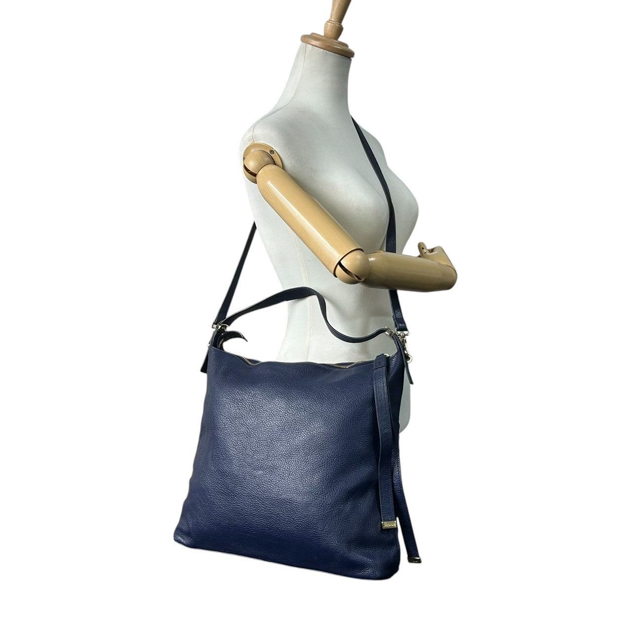 【新品同様】フルラ ユラ YULLA 2WAY ショルダーバッグ レザー ネイビー A4収納可 大容量 ハンドバッグ ホーボーバッグ 斜め掛け可 レディース ビジネス 通勤 通学 ロゴ ゴールド金具 エレガント 上質レザー クリーニング済み E2