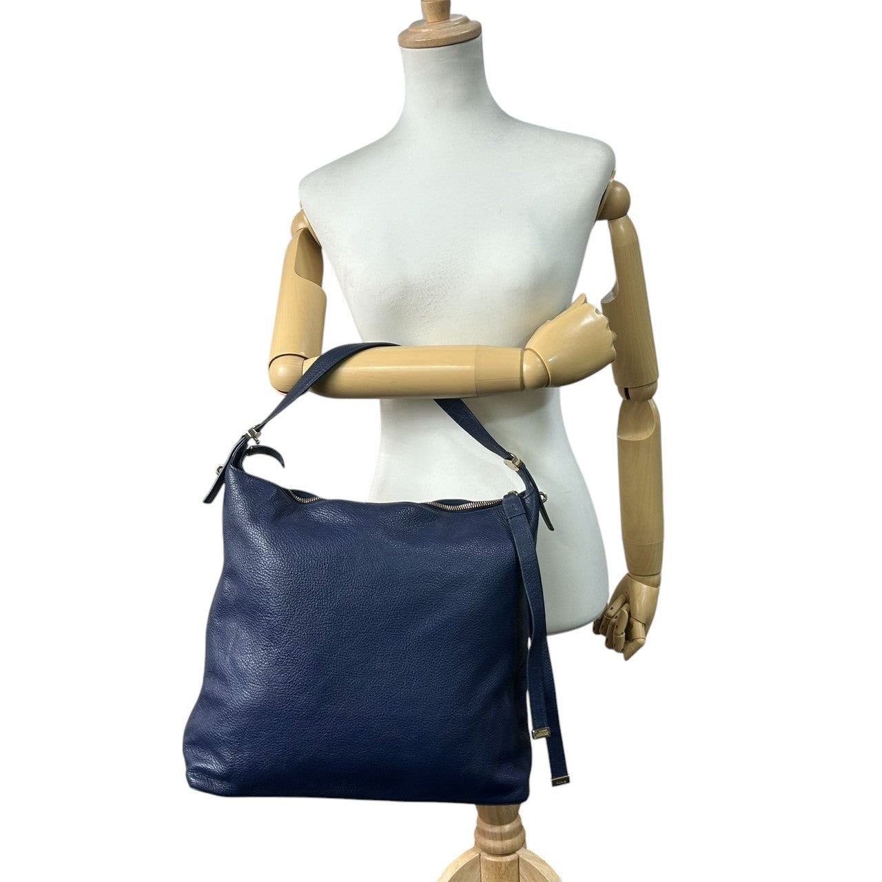 【新品同様】フルラ ユラ YULLA 2WAY ショルダーバッグ レザー ネイビー A4収納可 大容量 ハンドバッグ ホーボーバッグ 斜め掛け可 レディース ビジネス 通勤 通学 ロゴ ゴールド金具 エレガント 上質レザー クリーニング済み E2