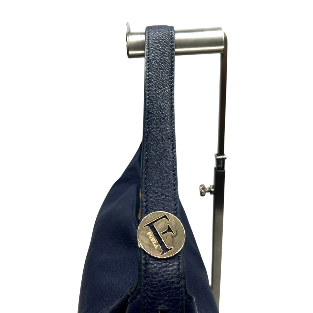 【新品同様】フルラ ユラ YULLA 2WAY ショルダーバッグ レザー ネイビー A4収納可 大容量 ハンドバッグ ホーボーバッグ 斜め掛け可 レディース ビジネス 通勤 通学 ロゴ ゴールド金具 エレガント 上質レザー クリーニング済み E2