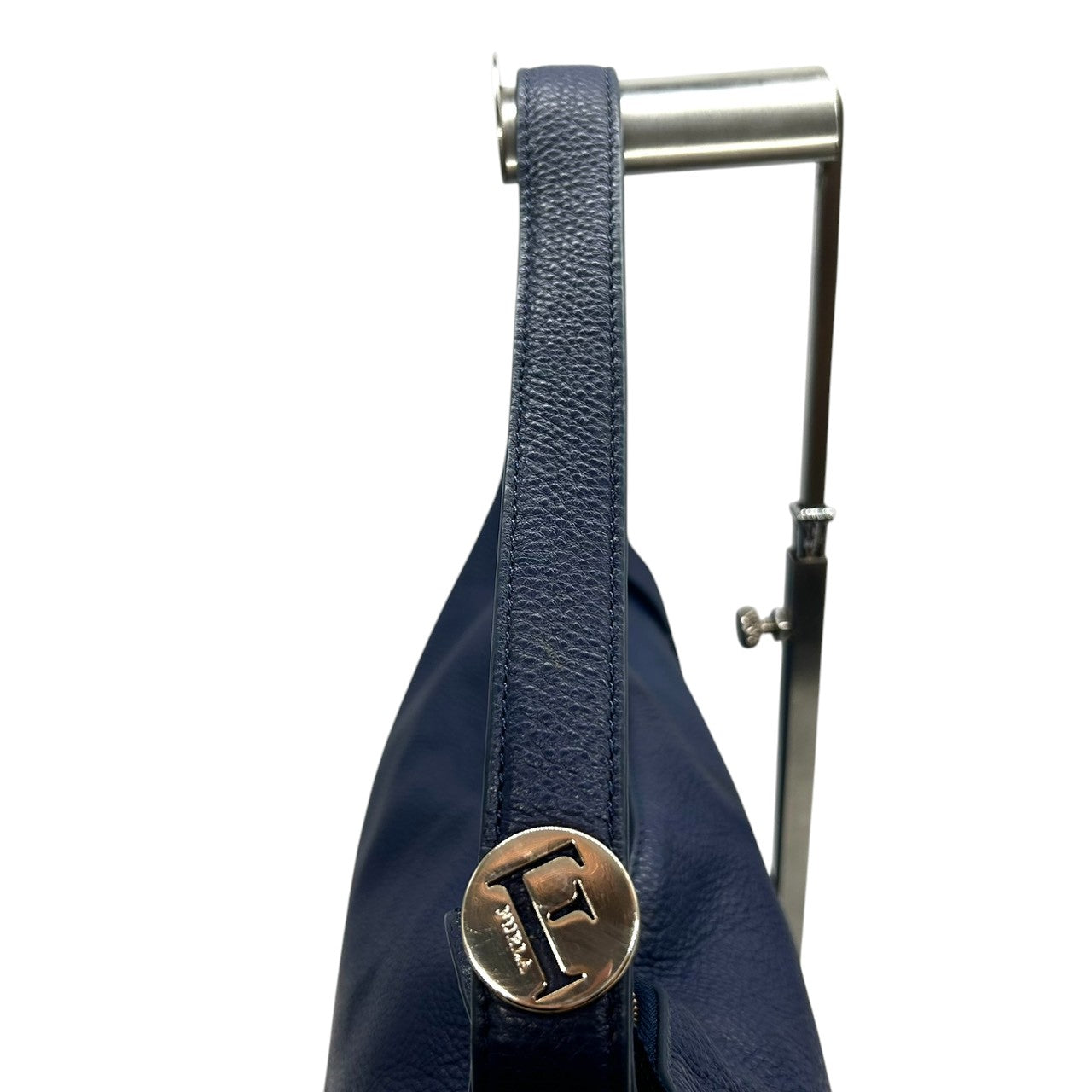 【新品同様】フルラ ユラ YULLA 2WAY ショルダーバッグ レザー ネイビー A4収納可 大容量 ハンドバッグ ホーボーバッグ 斜め掛け可 レディース ビジネス 通勤 通学 ロゴ ゴールド金具 エレガント 上質レザー クリーニング済み E2